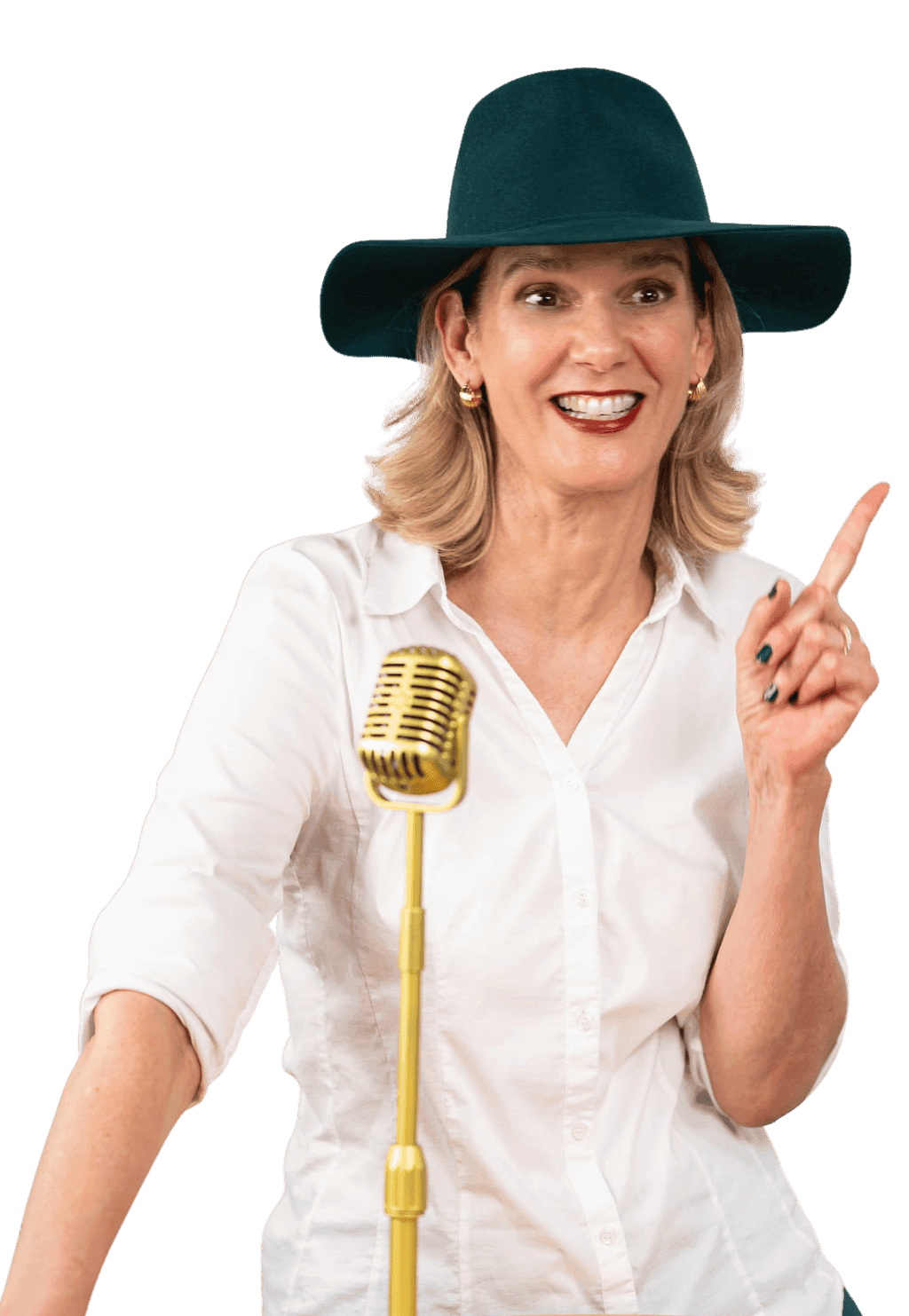 Danielle Zuber, Gründerin von Singers Evolution, mit grünem Hut und goldenem Mikrofon.