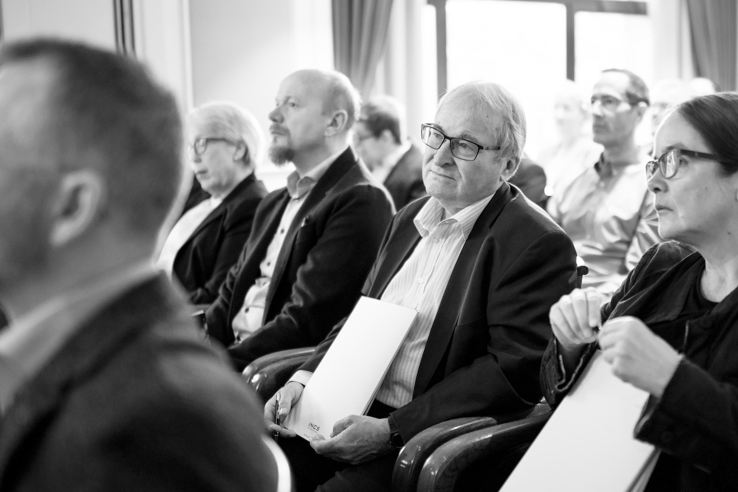 Teilnehmende am Koffein Kick lauschen den Worten von Verhandlungsexperte Stefan Kühn