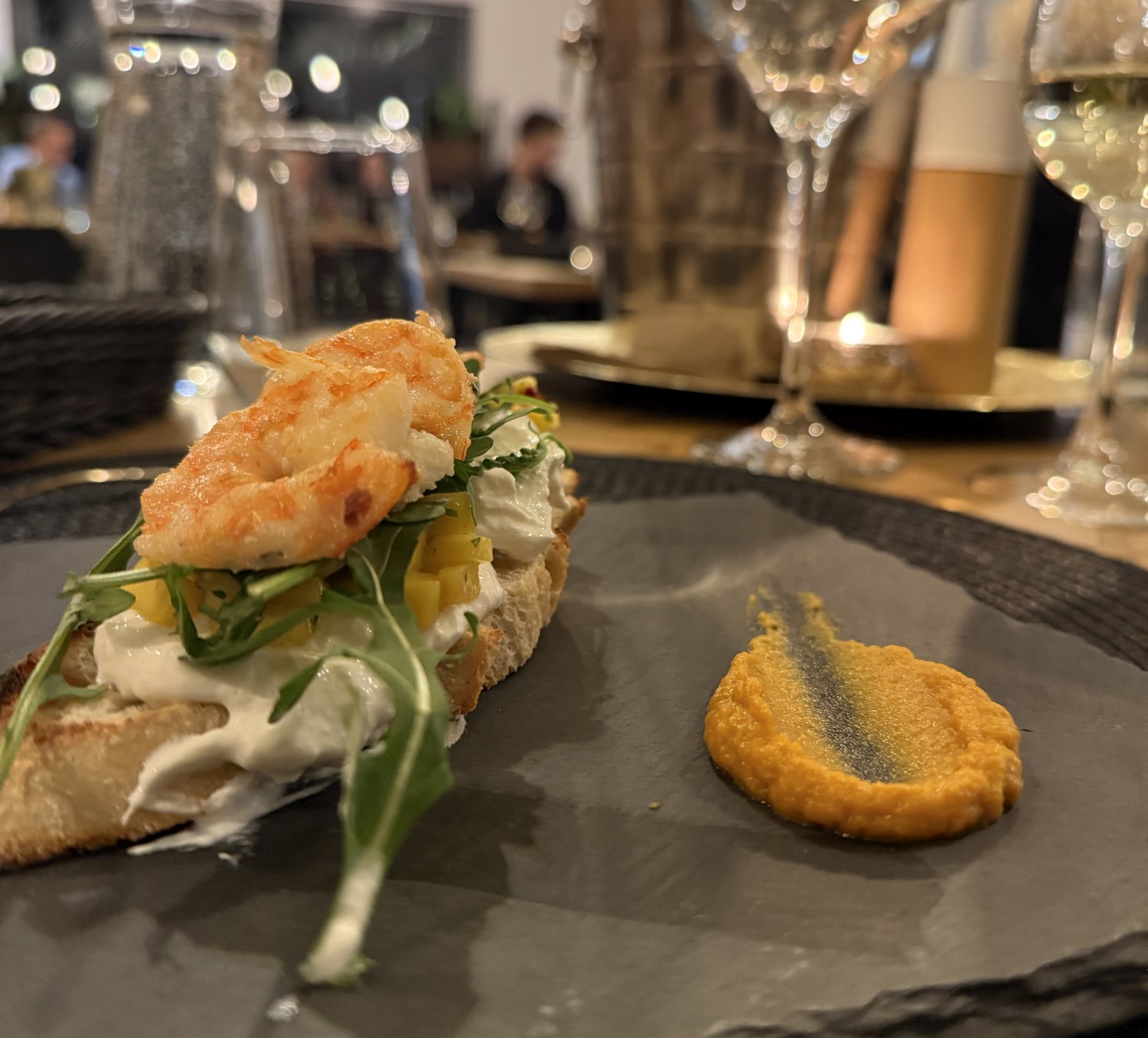 Kolacja dla dwojga w restauracji Niedźwiedzia 25 pod Poznaniem – przystawka z krewetkami i wino w klimatycznym wnętrzu