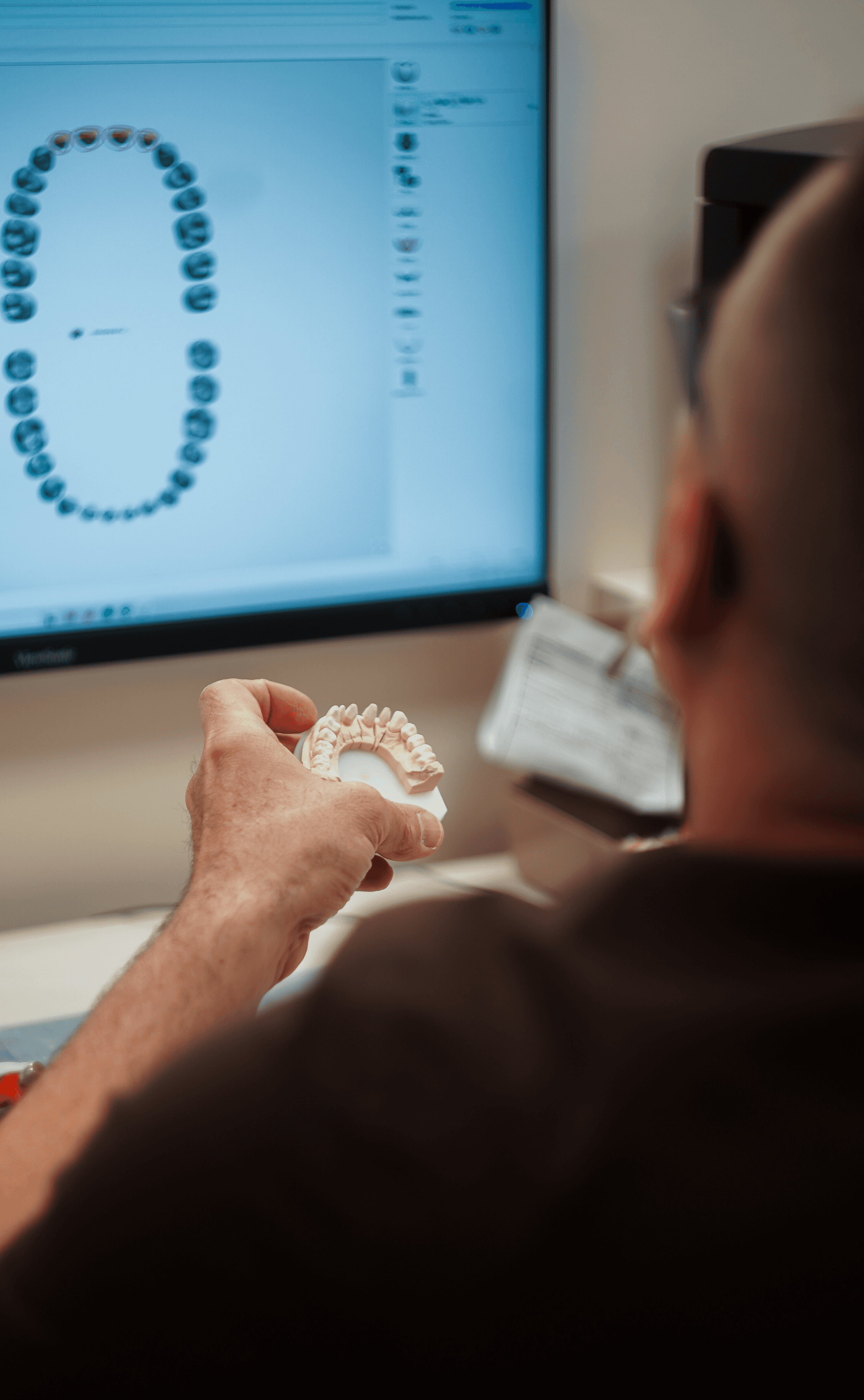 Ručné dokončovanie zirkónovej zubnej náhrady v laboratóriu Omega Dental