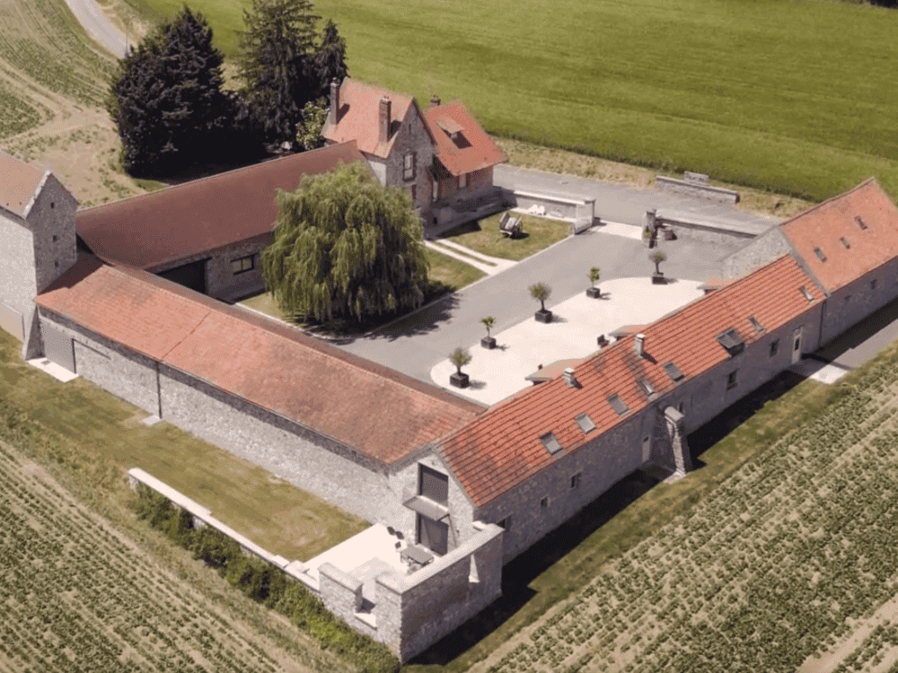 Vue aérienne de la ferme fortifiée du Château Delacourt et de sa cour, près de Château-Thierry