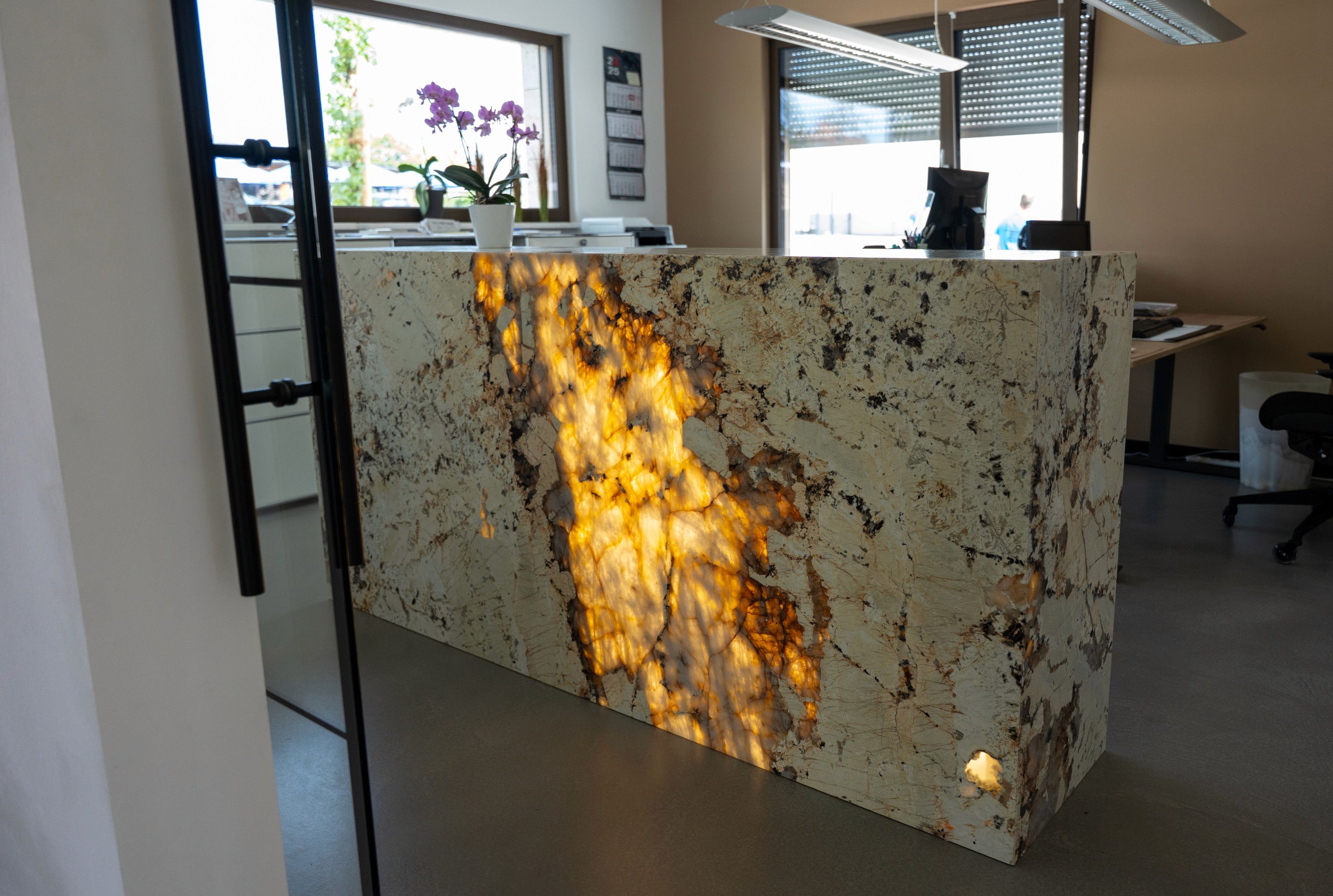 beleuchteter Raumtrenner Weikert und Maier