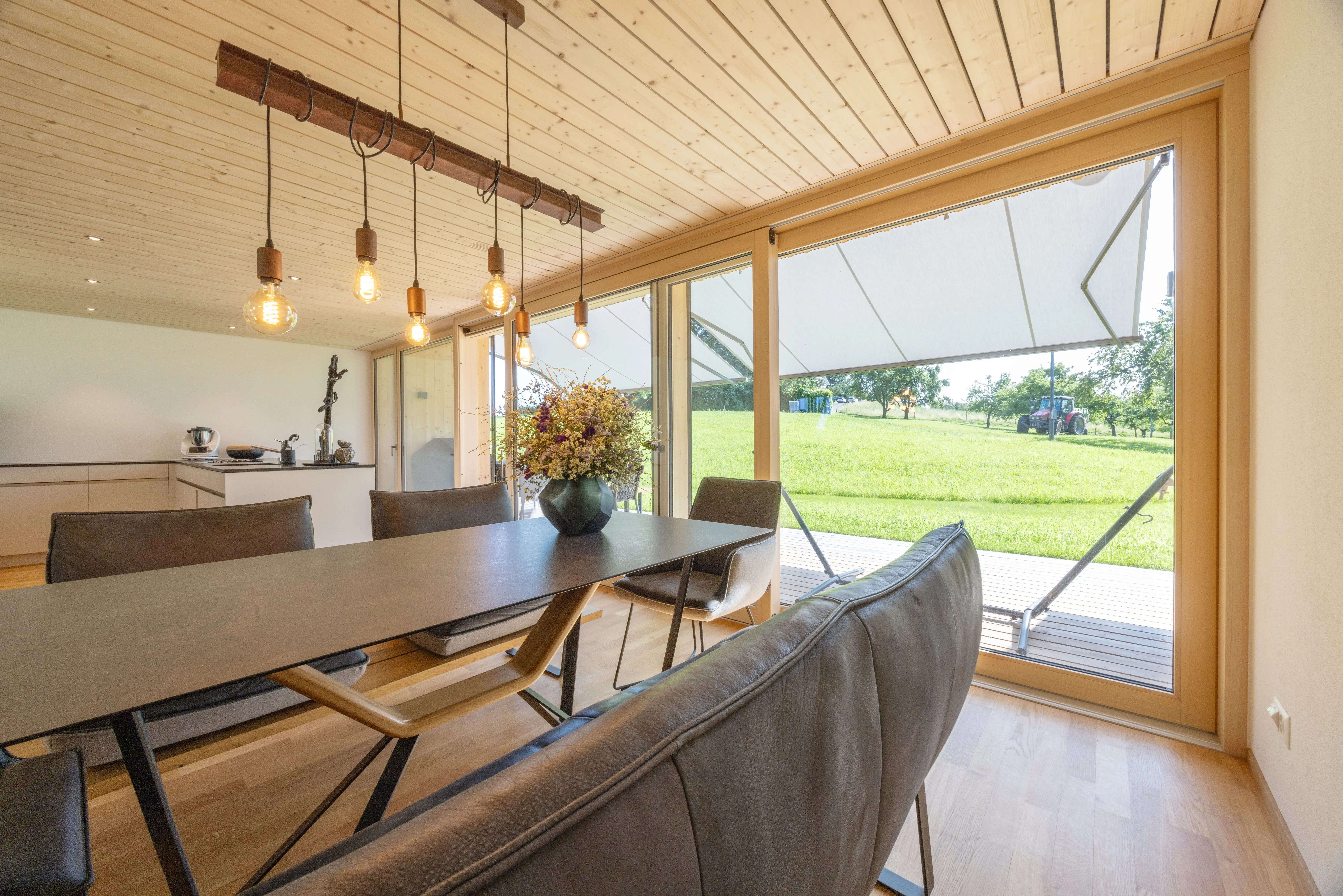 Fenster- und Türenmontage mit Herz aus Affoltern