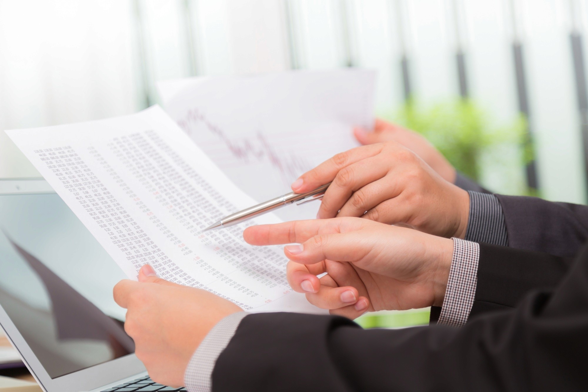 홈페이지 제작 견적하는 담당자들 이미지