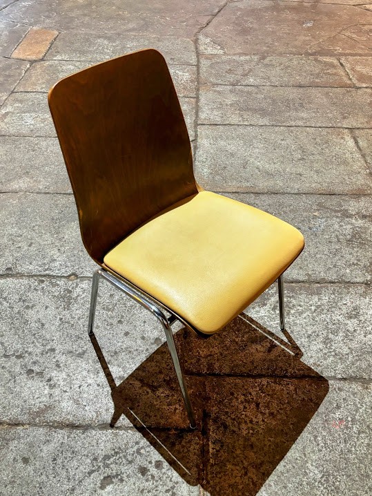Stuhl (Polster Beige, Lehne Holz, Chrome Stuhlbeine)