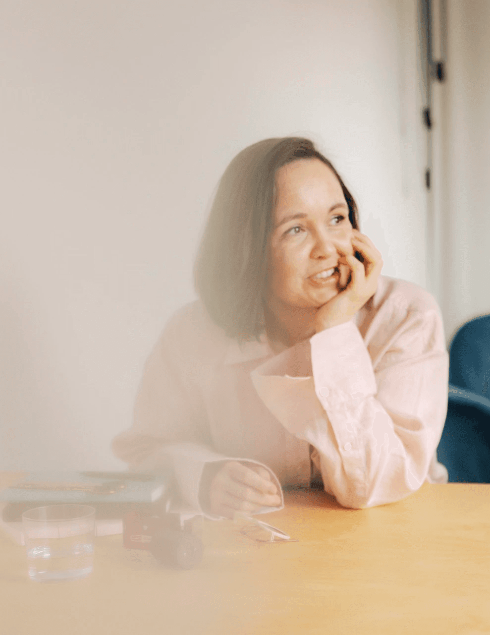 Kati Legge, systemische Coachin, nachdenklich in ihrem Coaching-Raum