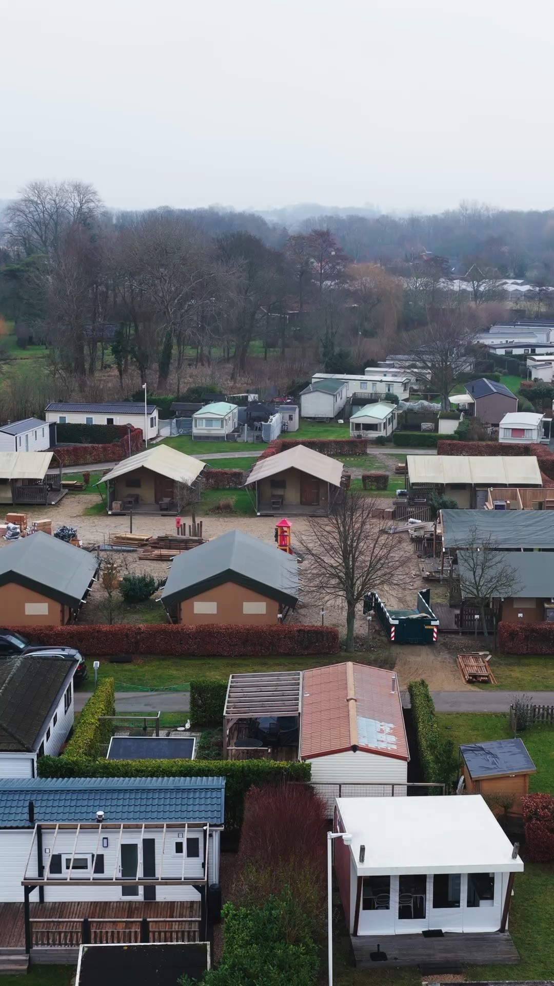 Dronebeeld van een vakantiepark met chalets en stacaravans