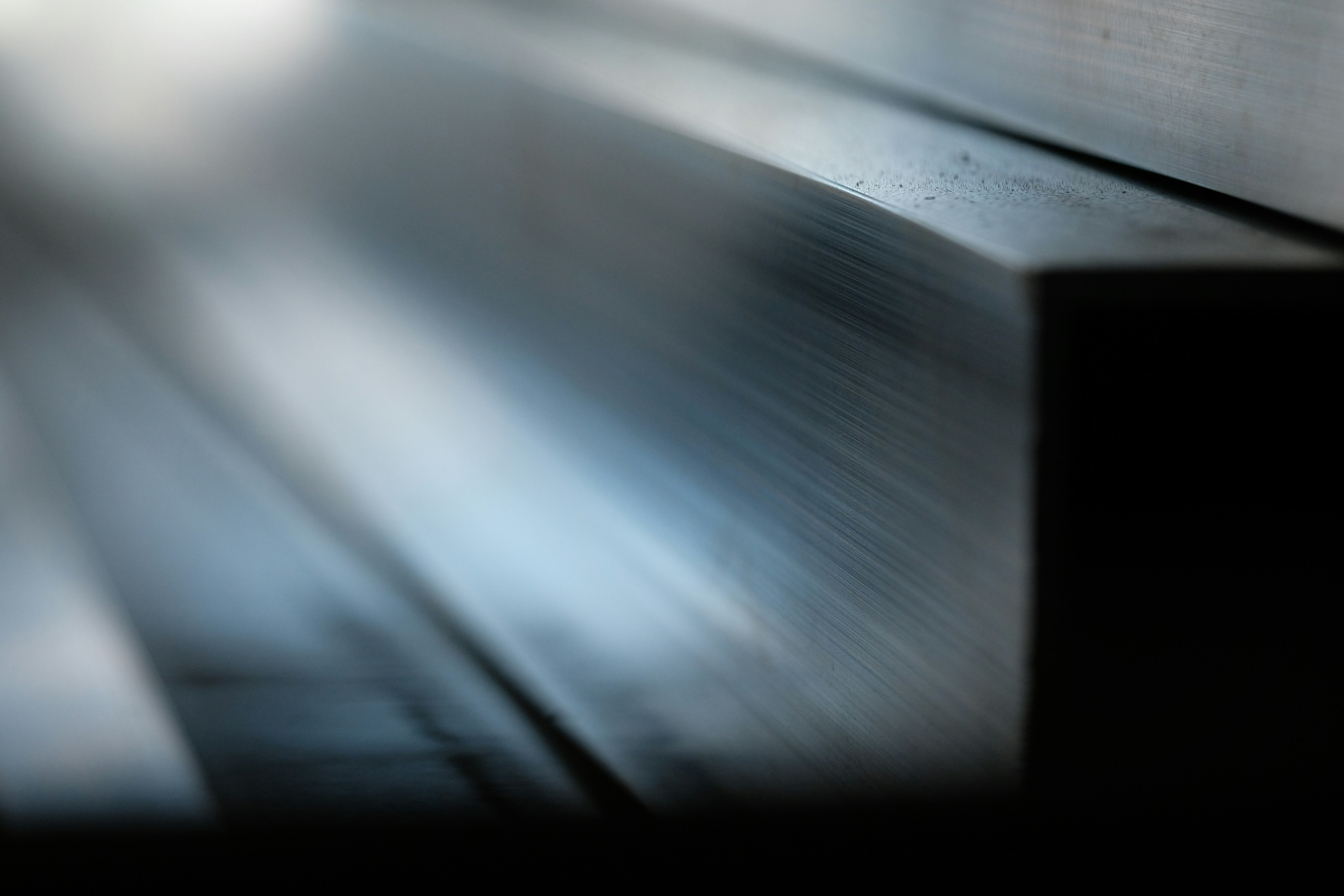 Le métal : structure contemporaine et précision technique