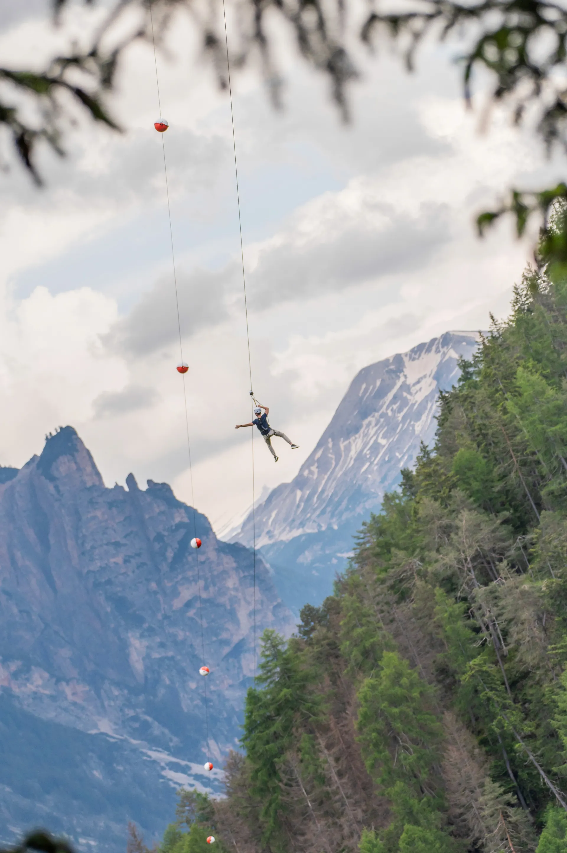 Zipline con panorama delle Dolomiti e boe rosse di segnalazione