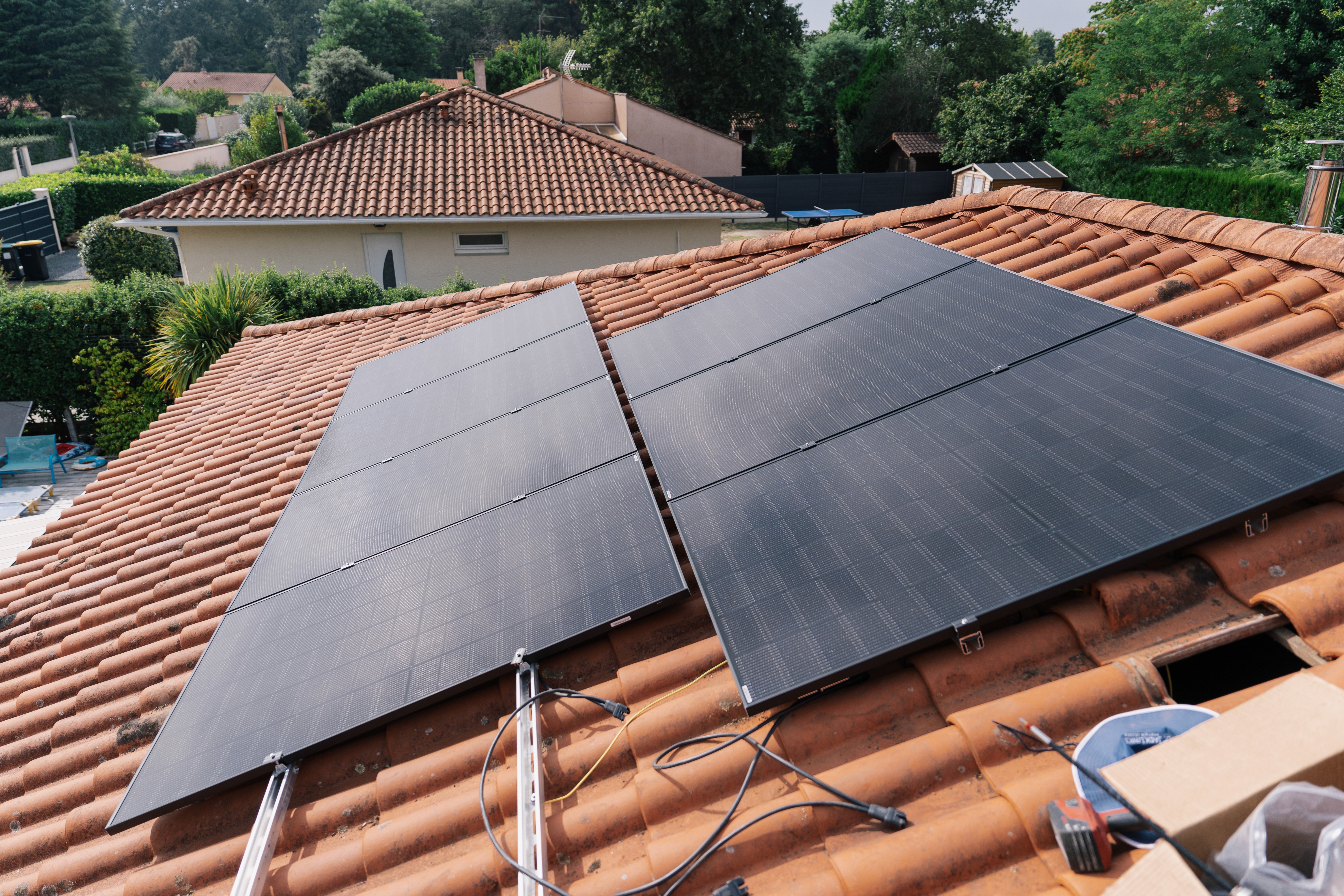 Photo d'une maison à Léognan en Gironde équipée de panneaux photovoltaïques dont l'installation a été faite par Moon Énergie, powered by Solarock..