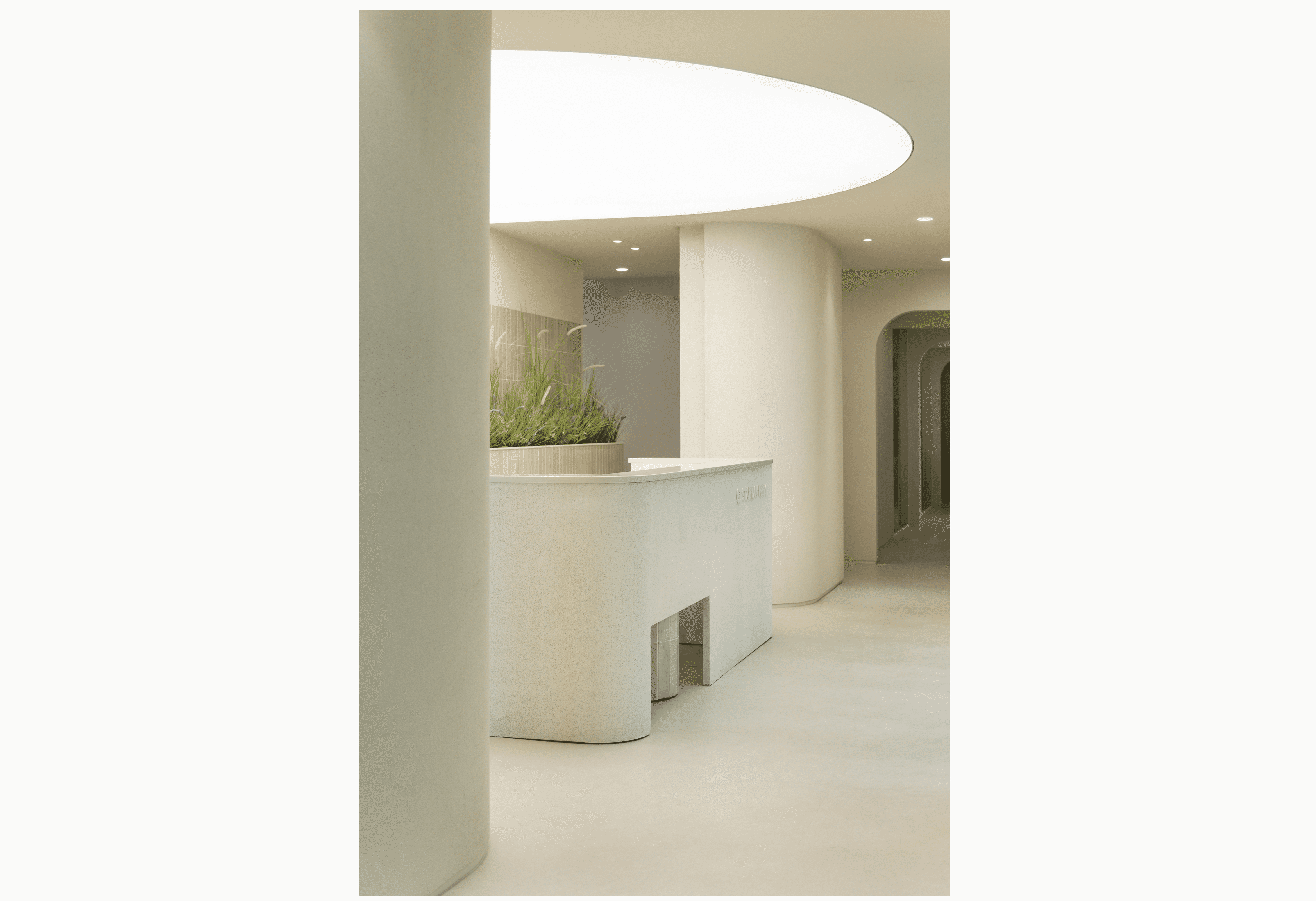 벽면의 곡선과 시각적 유사성을 띠는 스타법무법인 오피스 천장의 라운드 조명 디자인