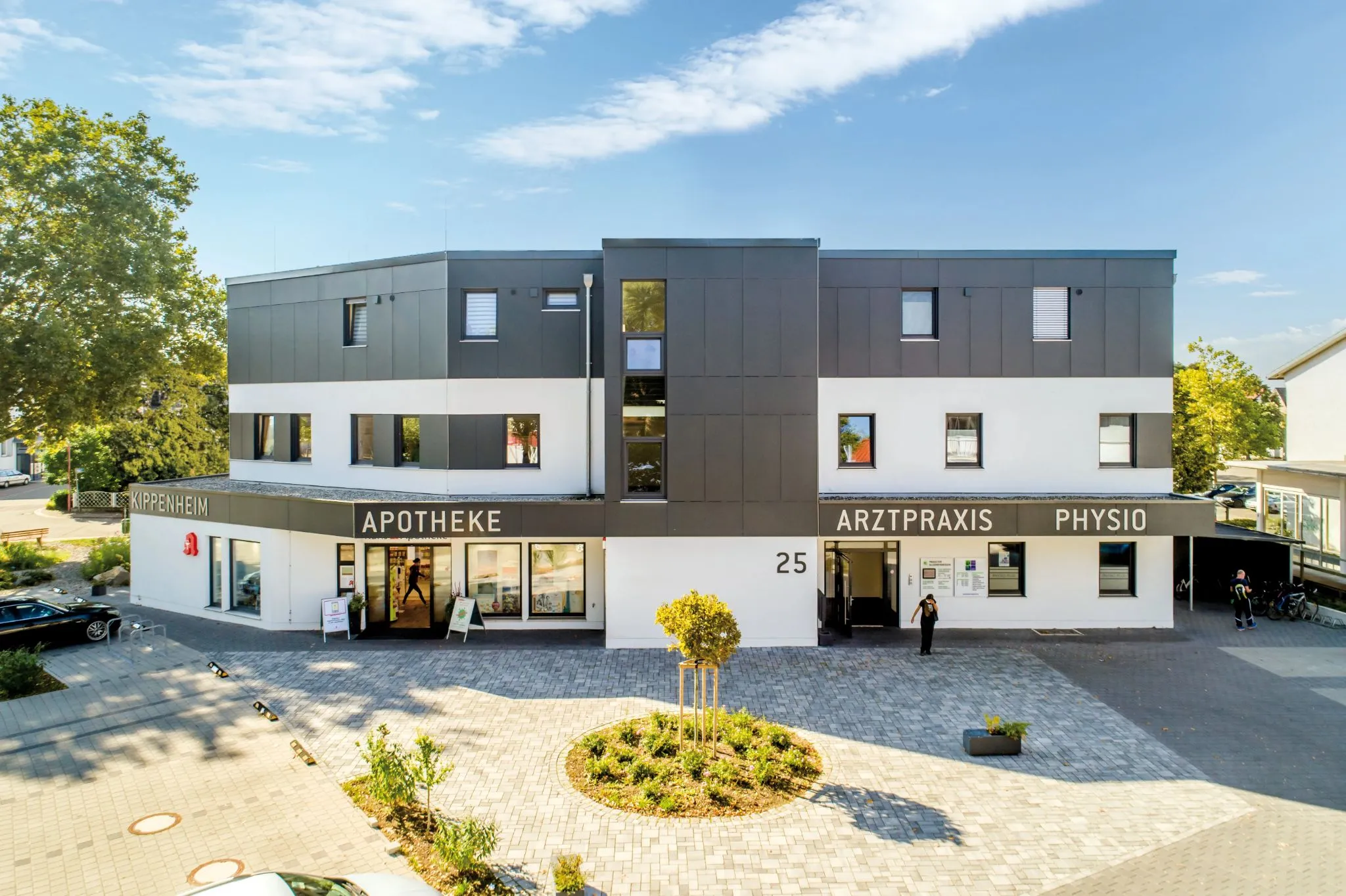 Modernes Gebäude mit Apotheke, Arztpraxis und Physiotherapie in Kippenheim bei Pforzheim.