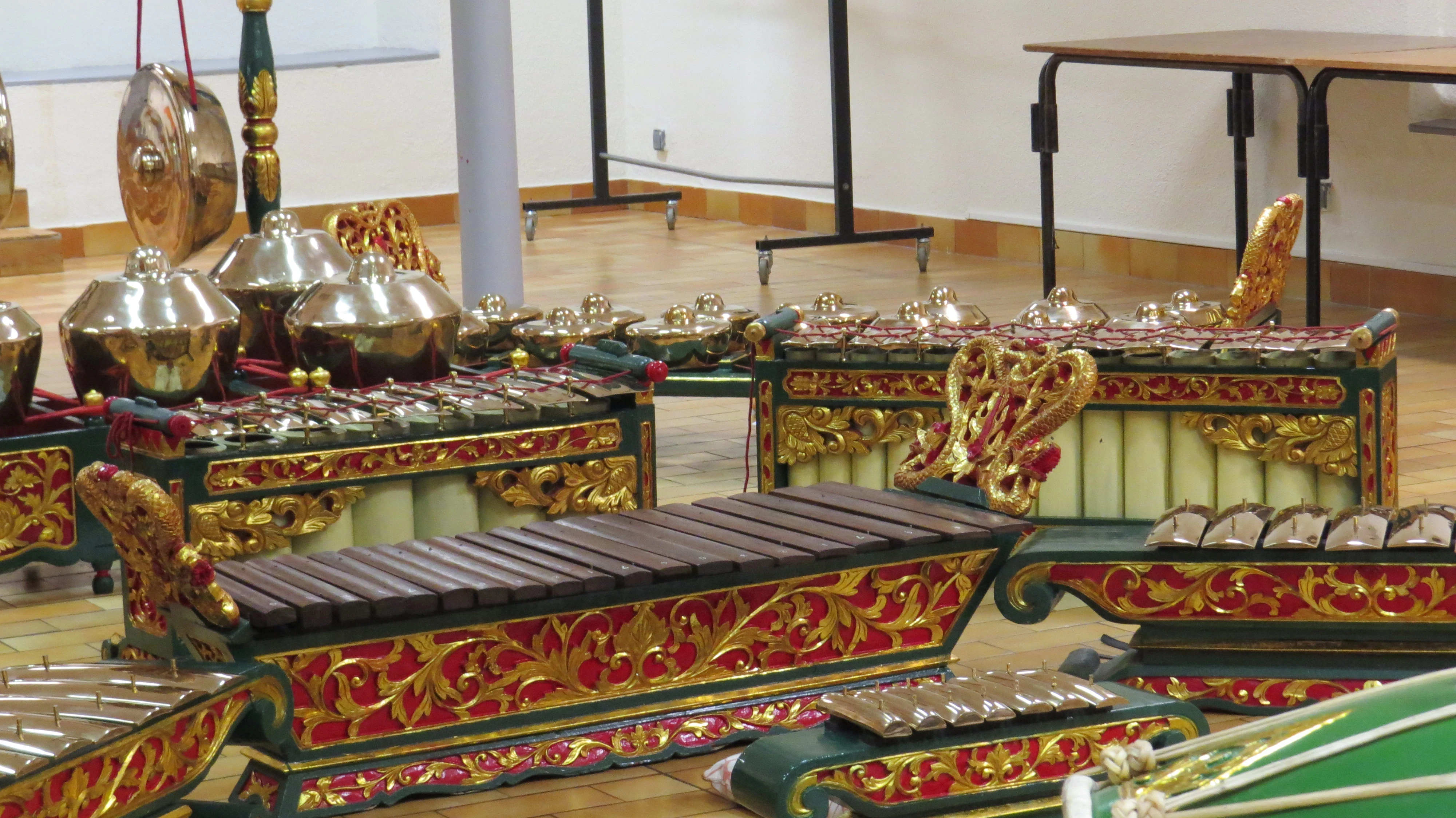 Une partie d'un gamelan javanais dans une salle fermée.