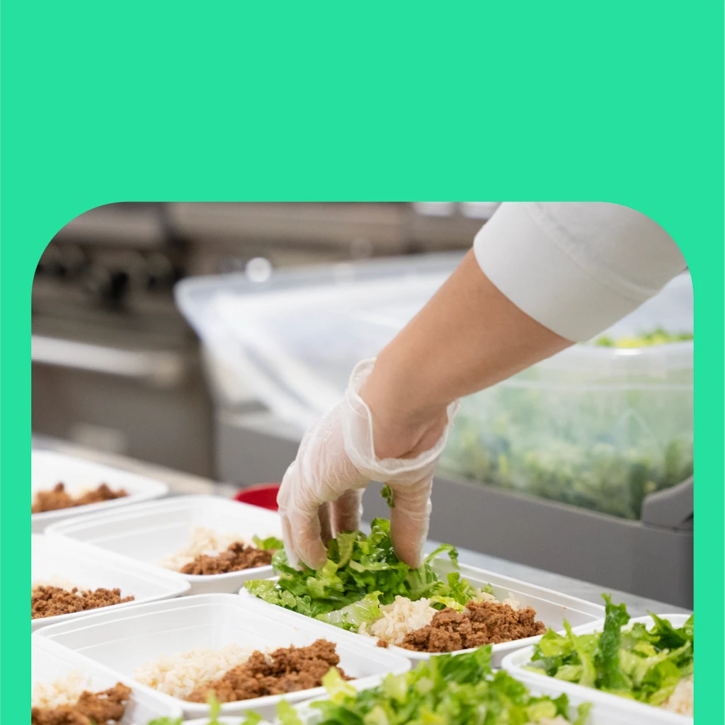 Image of a worker assembling healthymeals