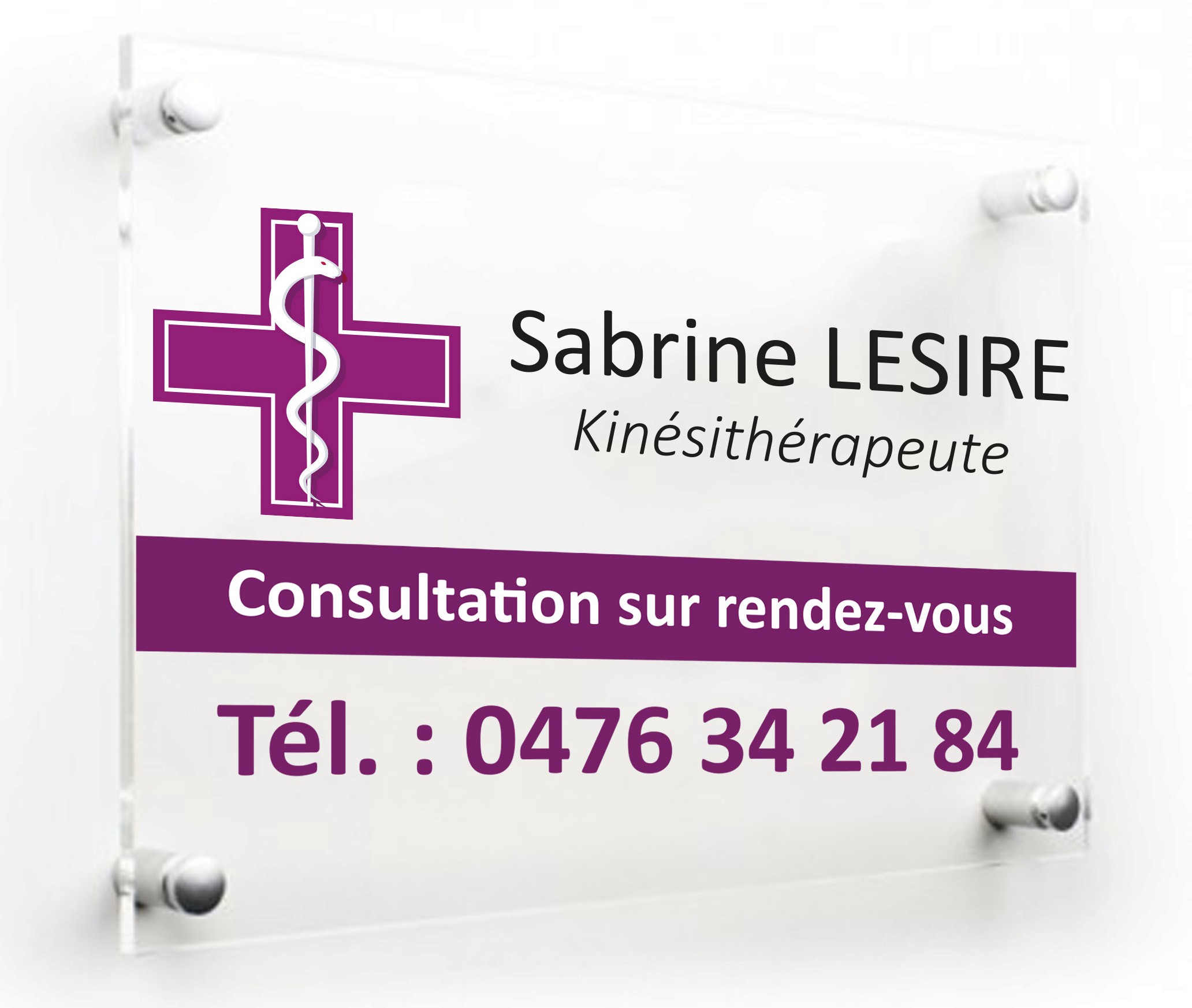 Création et pose d’une plaque de plexiglass personnalisé