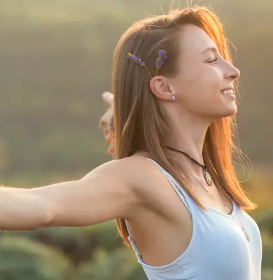 Mulher feliz olhando para o horizonte.