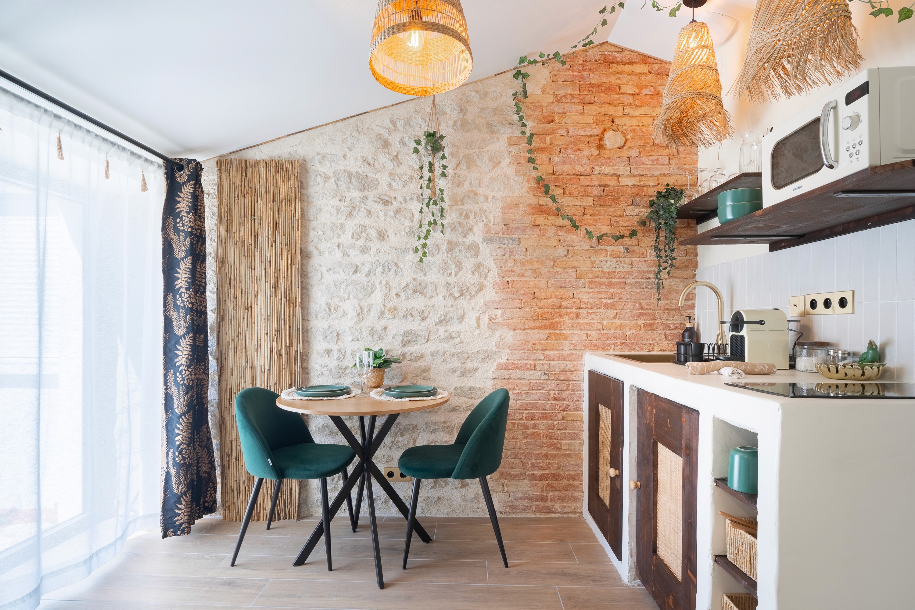 Pièce à vivre lumineuse dans une villa moderne, photographie immobilière par Robin Masson