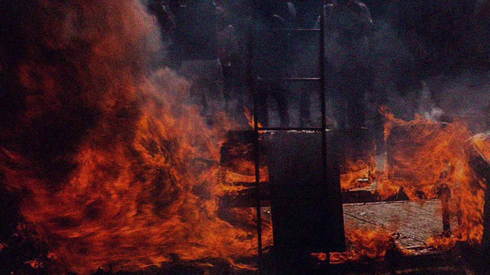 Foto que muestra llamas de fuego en la columna de opinión El silencio de Boric: una capitulación de IdeaPaís.