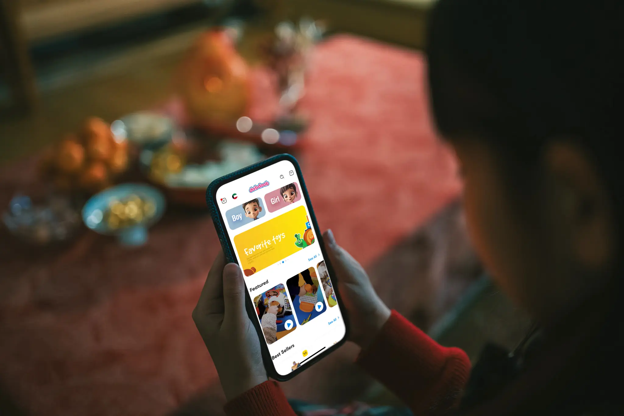 طفل يتصفح تطبيق دبدوب للجوال الذي طورته نيزك