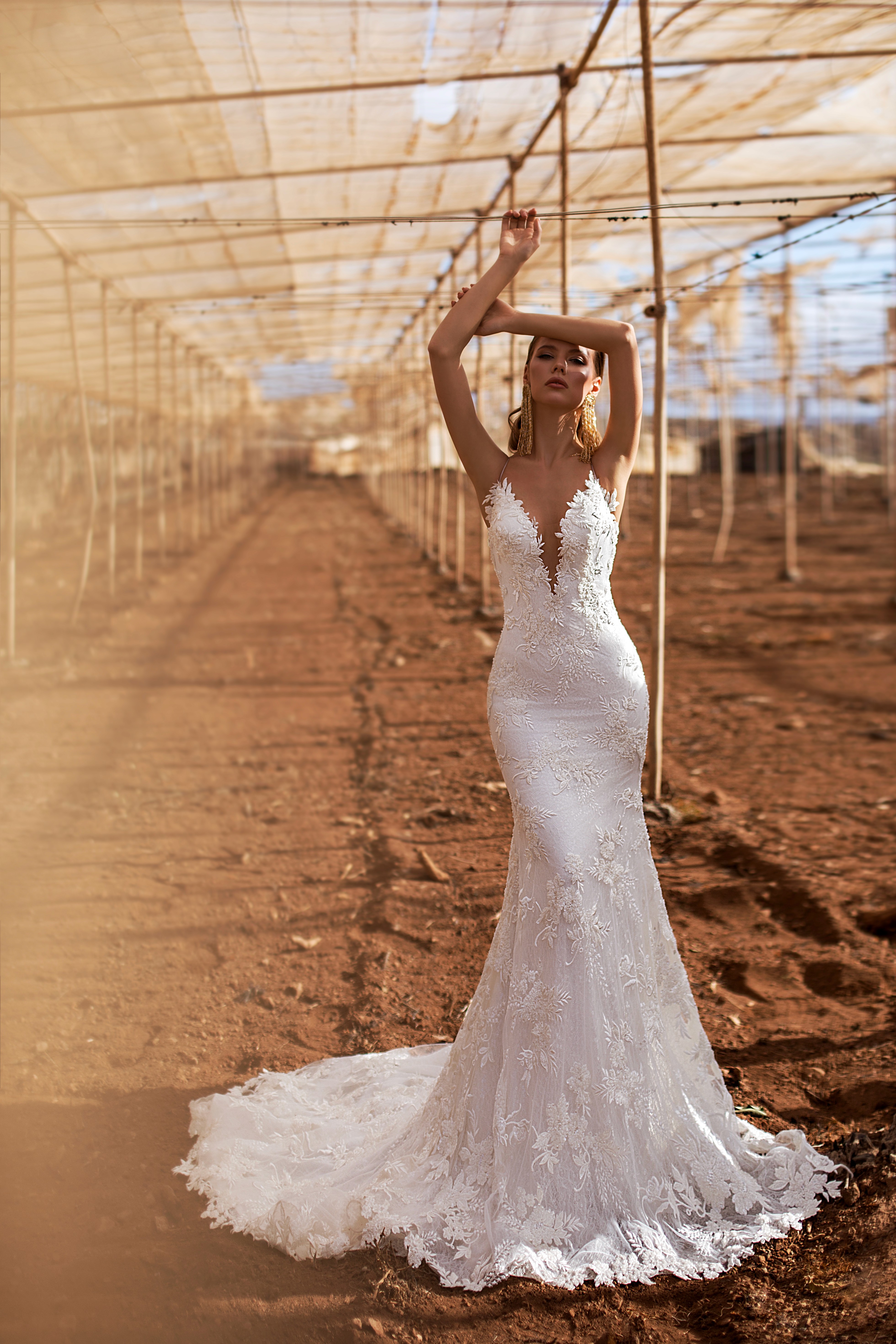 Eine Braut mit verspieltem Hochzeitskleid wird fotografiert.