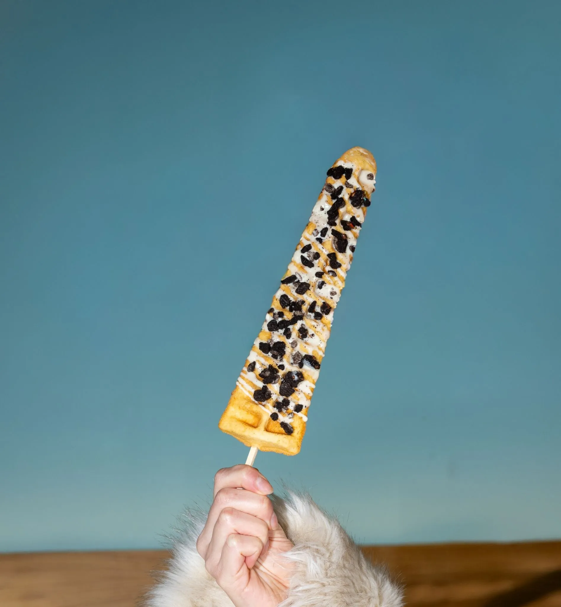 Wafflestick with white chocolate, oreos and softice