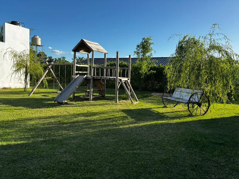 jardin de juegos para niños en alojamiento saladillo