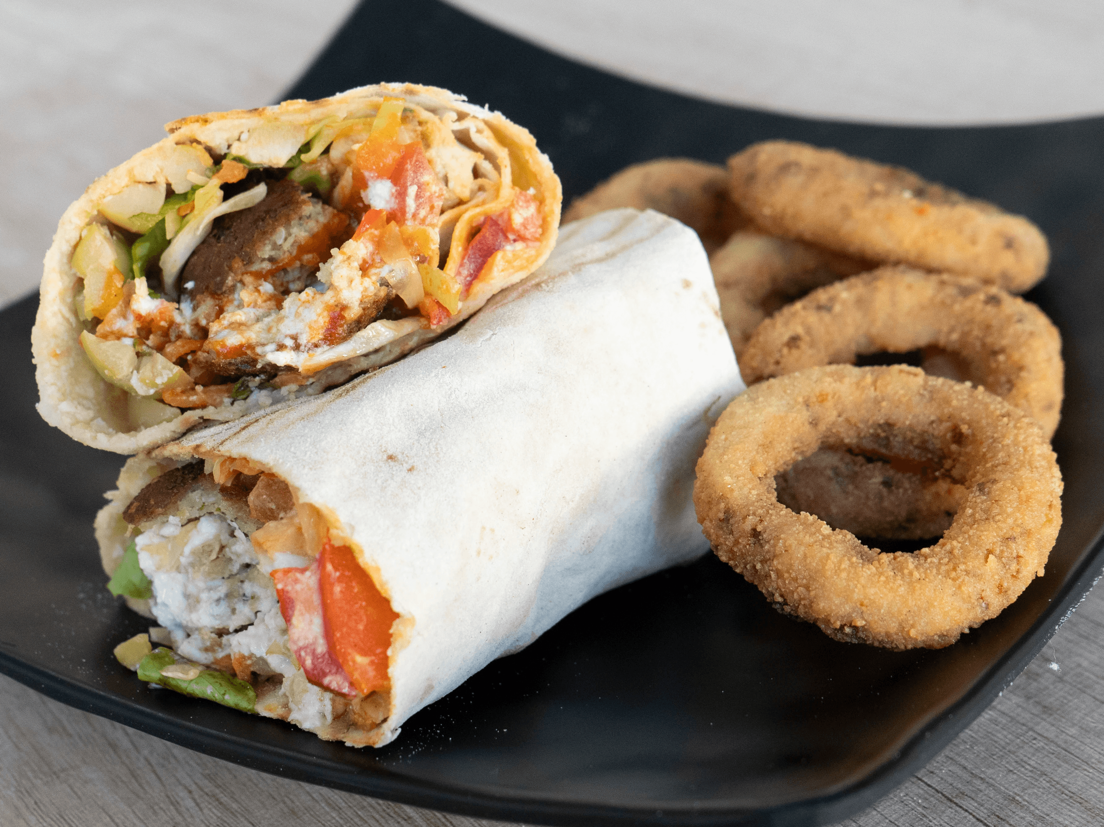 Shawarma y aros de cebolla fritos.