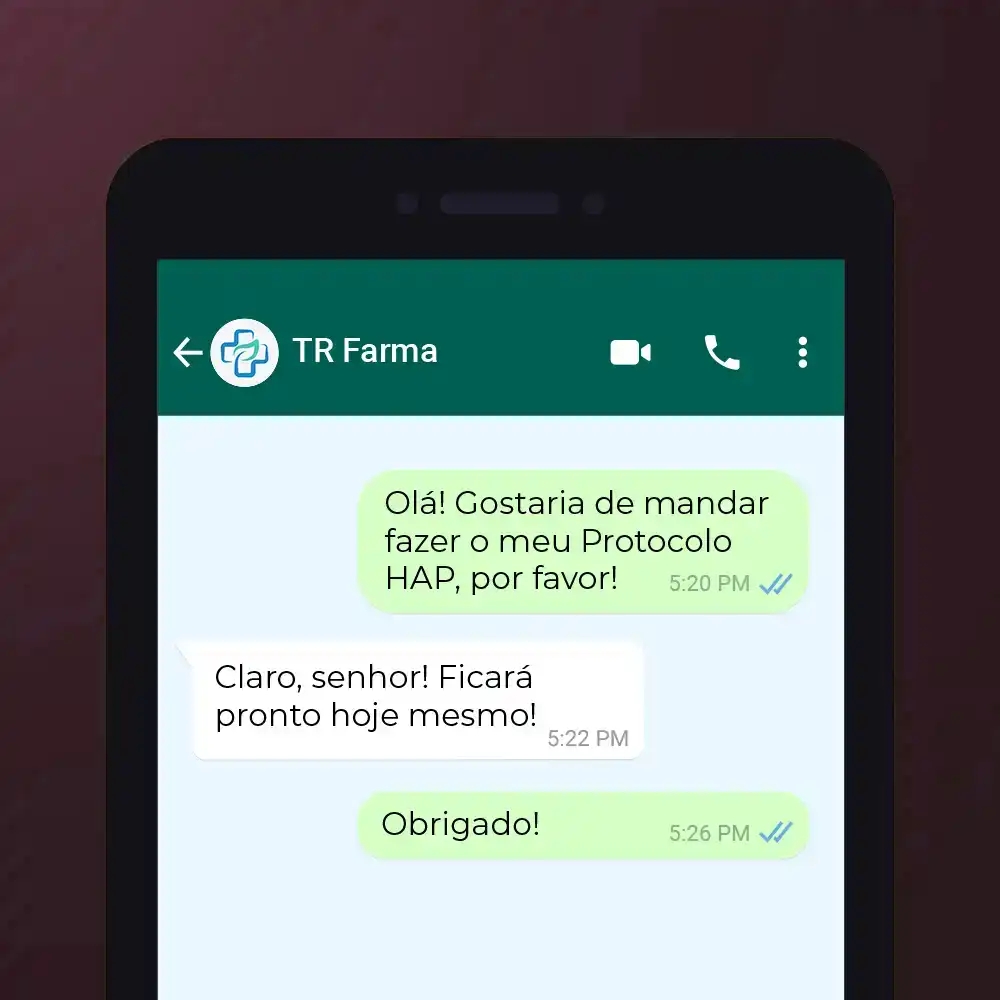 Farmacêutico em ambiente de manipulação preparando medicamentos
