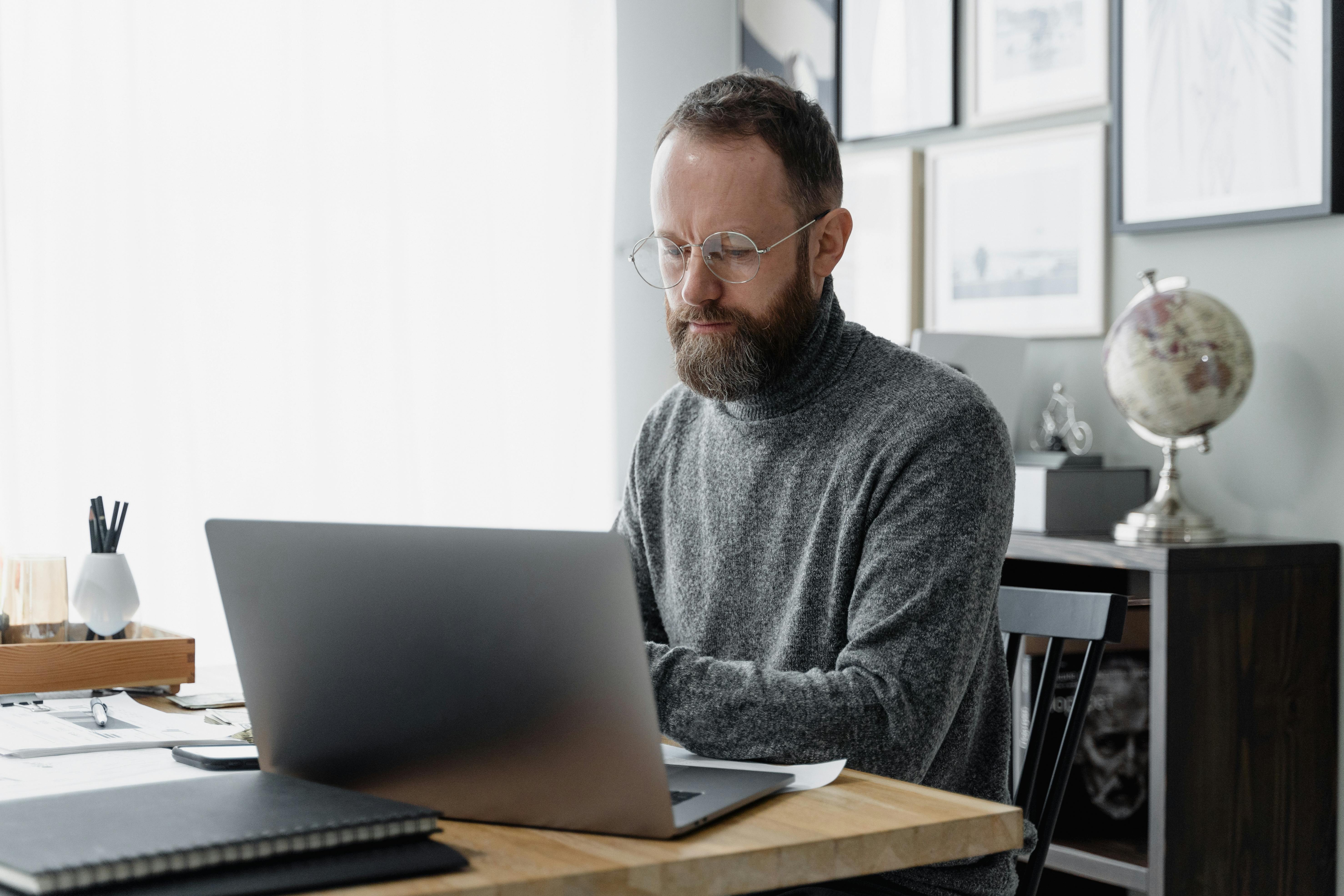 Professionista al laptop in home office, coaching online e formazione personalizzata | Course Clear