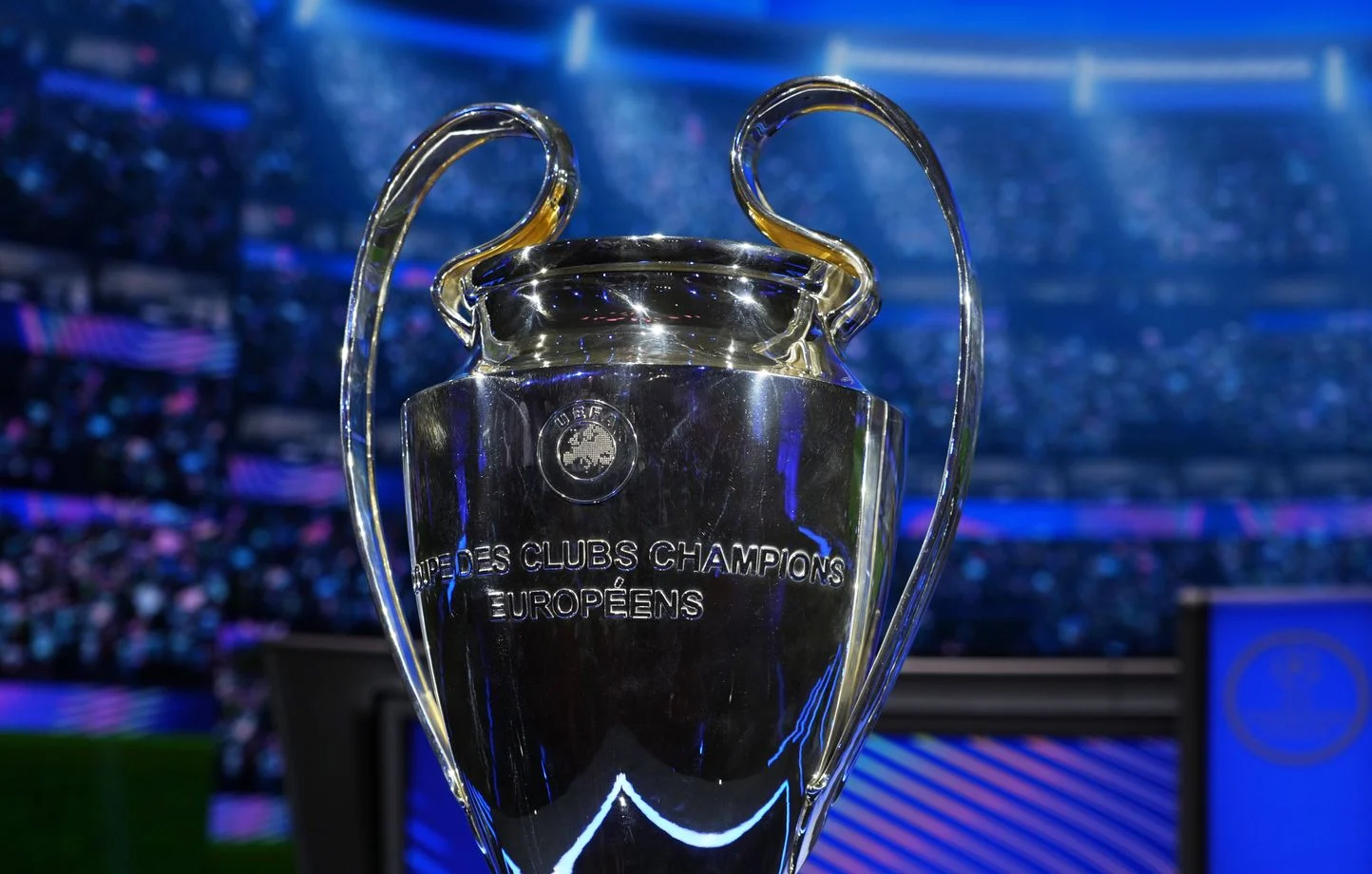 Dynamic picture of a cyclist riding downhill