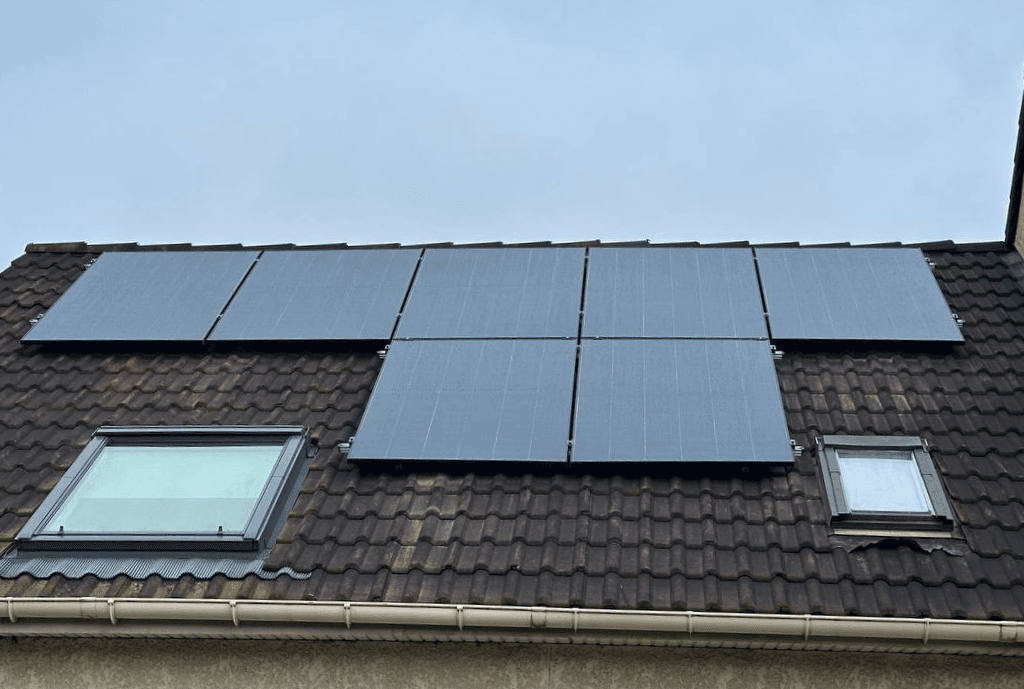 Photo d'un toit d’une maison à Wissous équipée de panneaux photovoltaïques dont l'installation a été faite par Solarock.