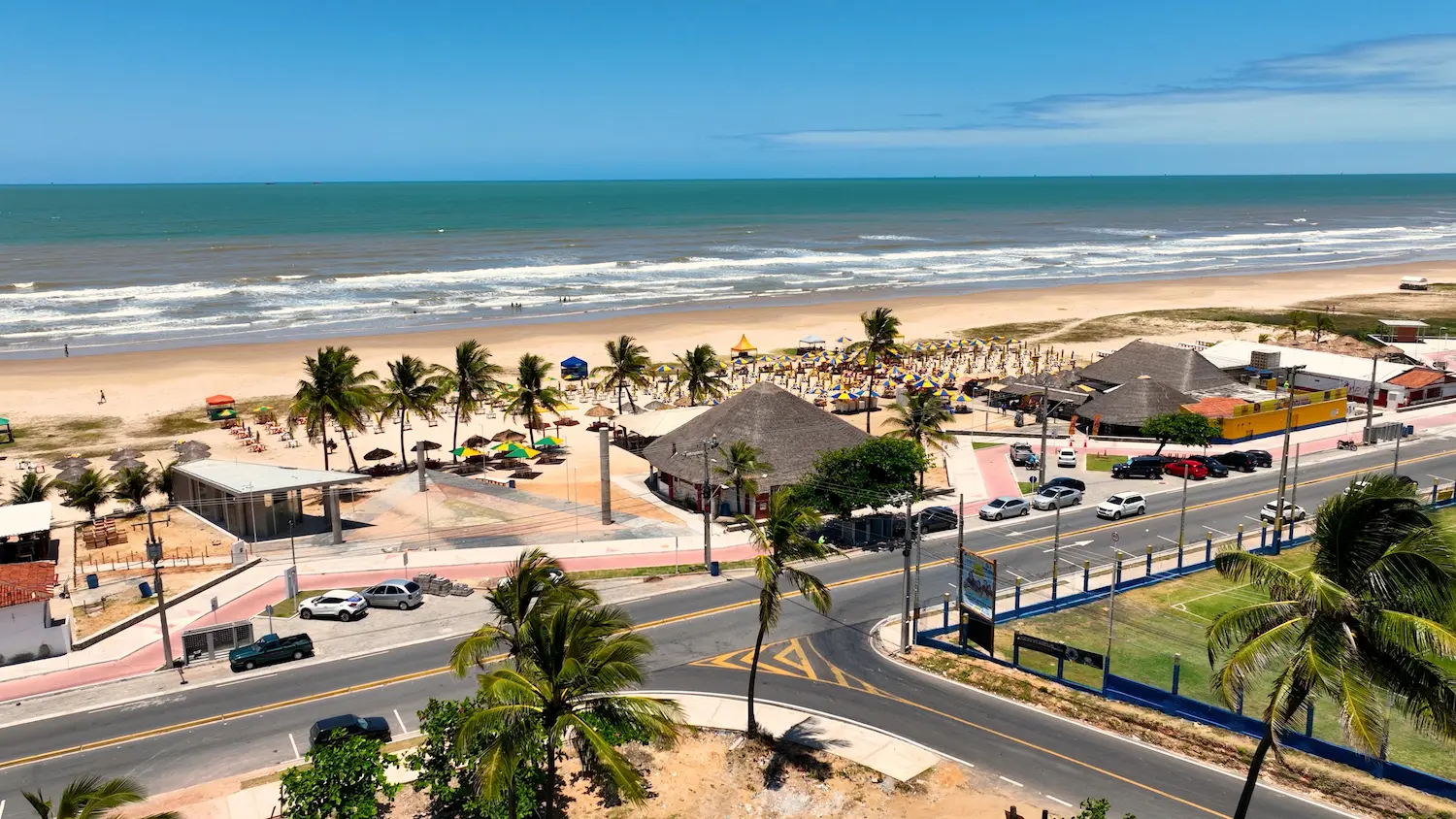 Praia tranquila em Aracajú com mar azul e areia clara