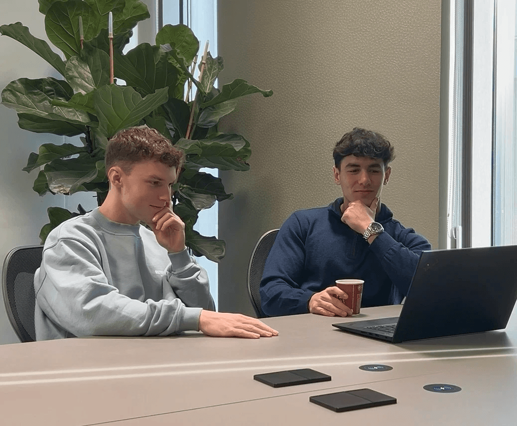 Marco en Warre die vergaderen