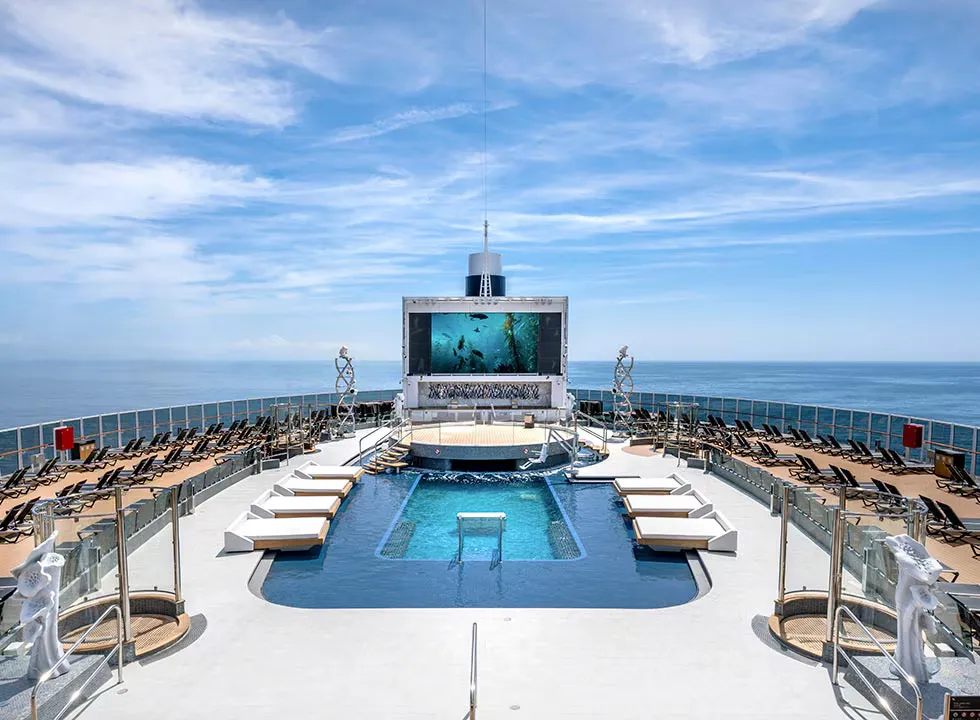 Deck com piscina e telão ao ar livre no MSC Seascape