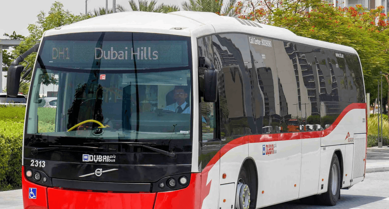 حافلة هيئة الطرق والمواصلات في دبي التي تمر عبر طريق جميرا.