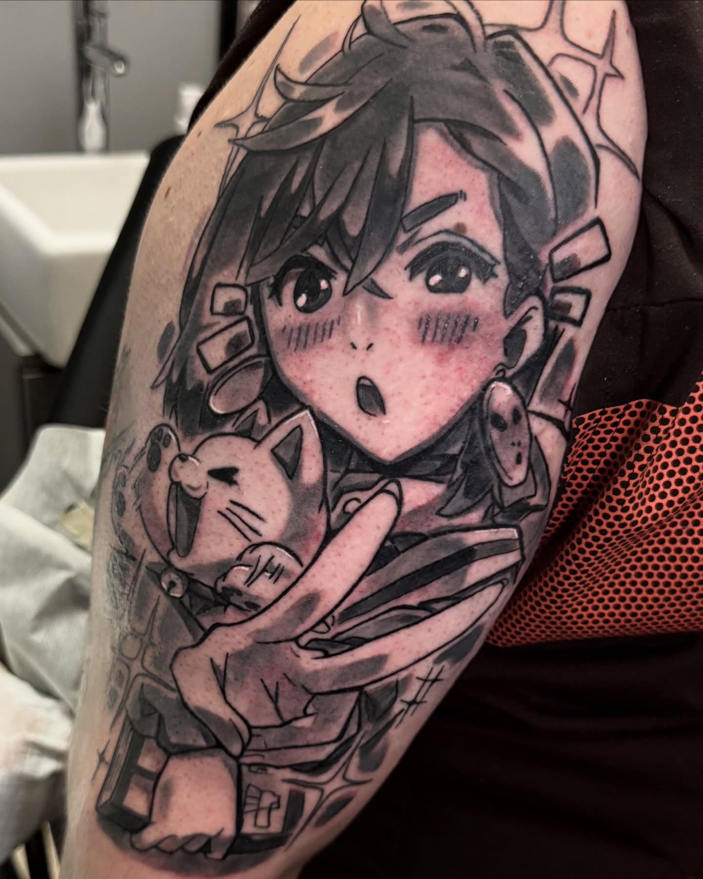 A striking half-sleeve showcasing Momo’s determined expression paired with Turbo Granny’s mischievous smirk. The bold black and grey tones highlight the intricacies of their personalities, making this piece both elegant and edgy.