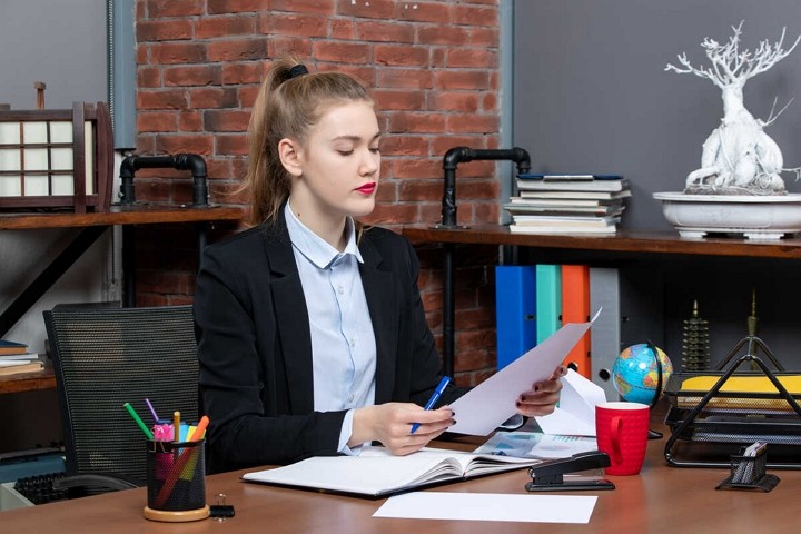 公司秘書正在處理行政及公司管治工作