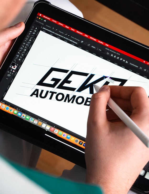Photographie backstage de la création du logo de Geko Automobile