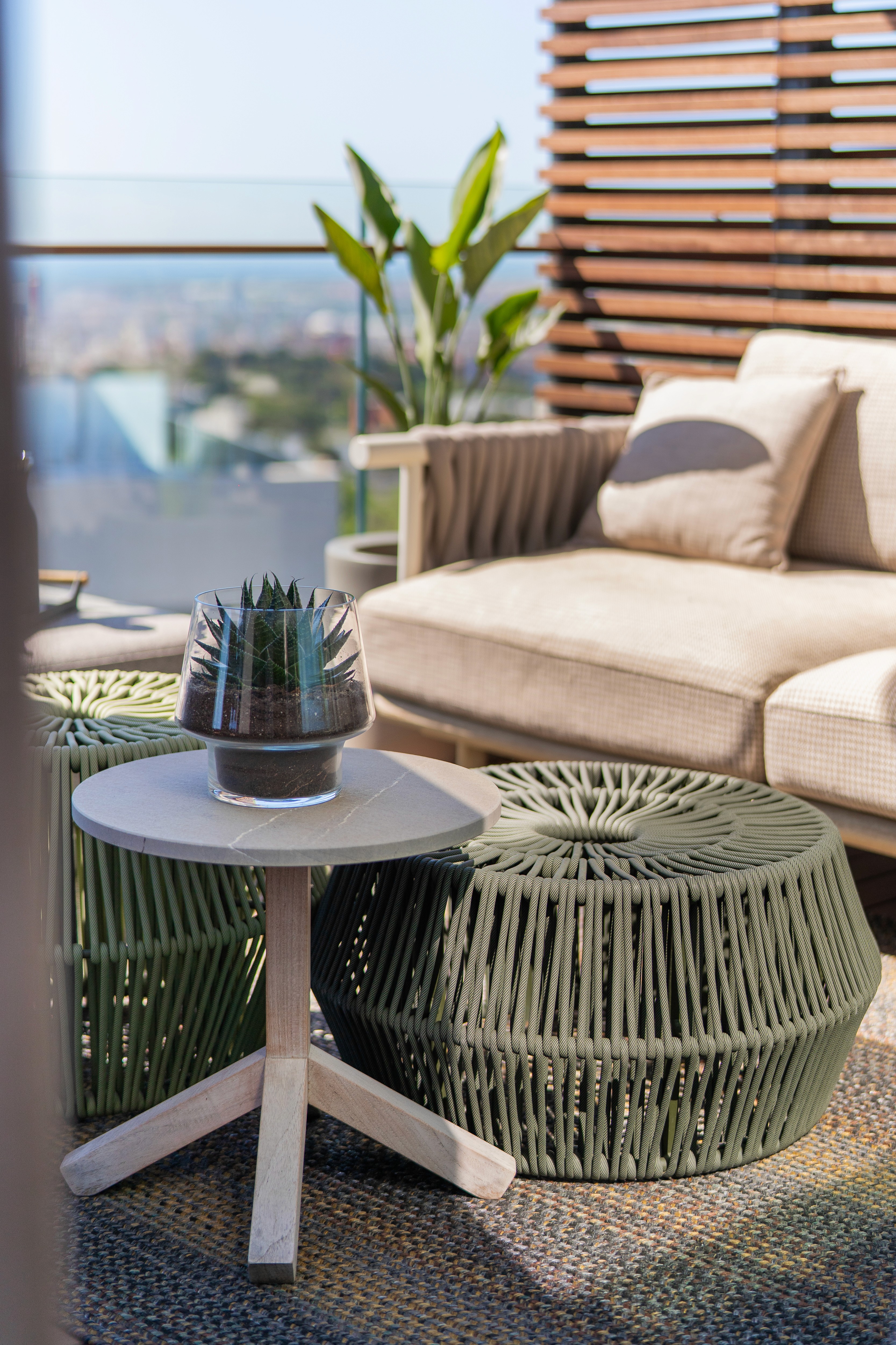 Terraza exterior con sofá y mesa auxiliar