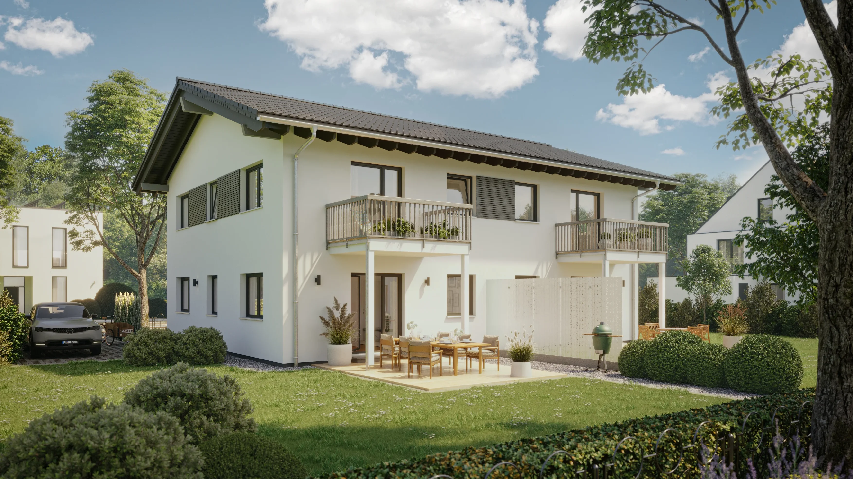 Zweistöckiges Einfamilienhaus mit Balkonen, Sitzbereich im Garten und Grill unter einem blauen Himmel mit Wolken.