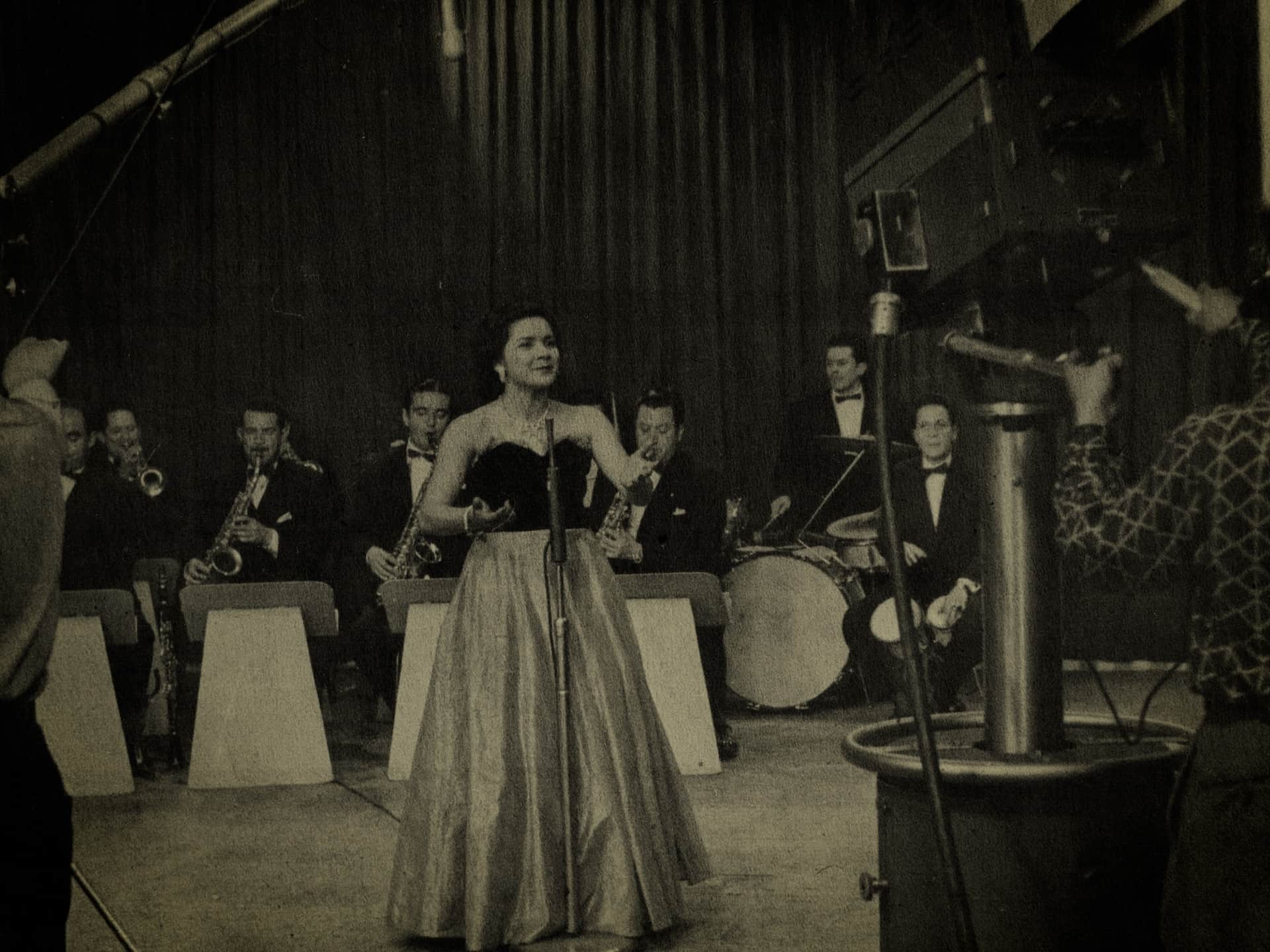 Nostalgisches Foto einer singenden Frau