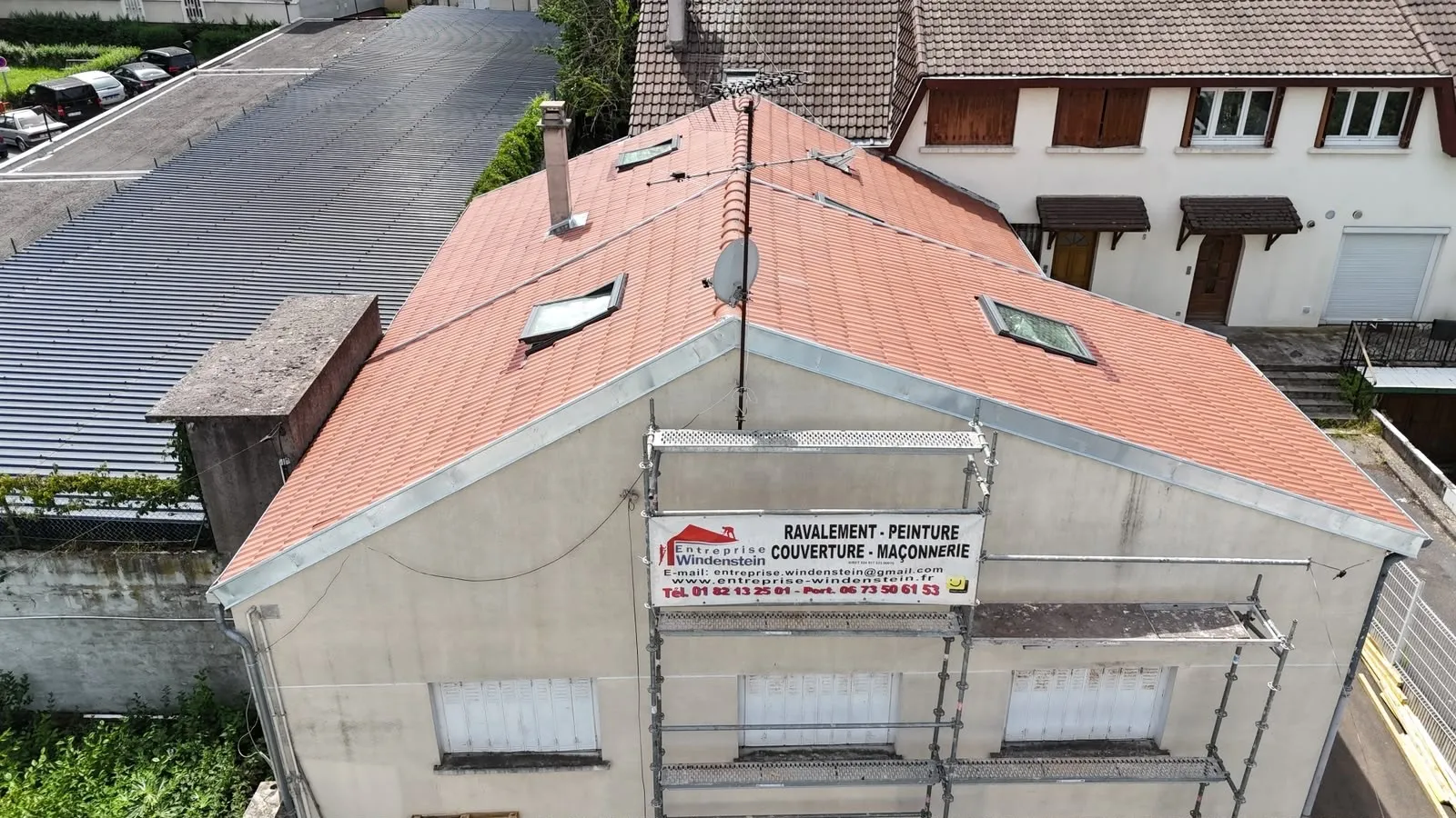 Toiture en tuiles avec fenêtres de toit