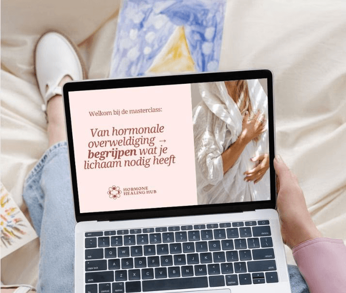 Vrouw bekijkt op tablet een online cursus van Hormone Healing Hub over voeding als krachtig wapen tegen PMS.