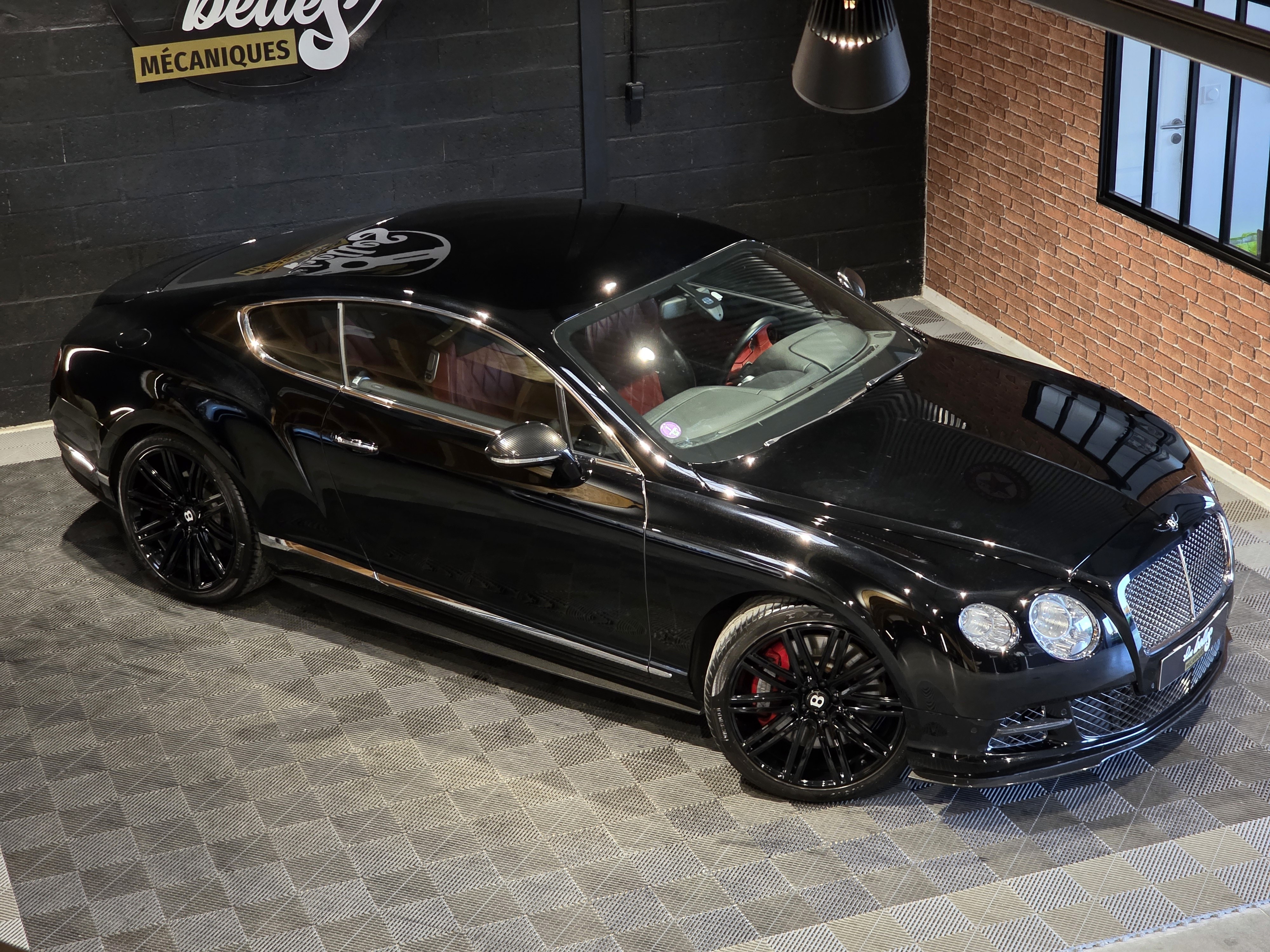 Bentley Continental GT noire vue plongeante intérieur rouge showroom Les Belles Mécaniques Martignas-sur-Jalle