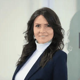 Alexandra Schmidt Expertin im Bereich Versicherungen und Privatkredite