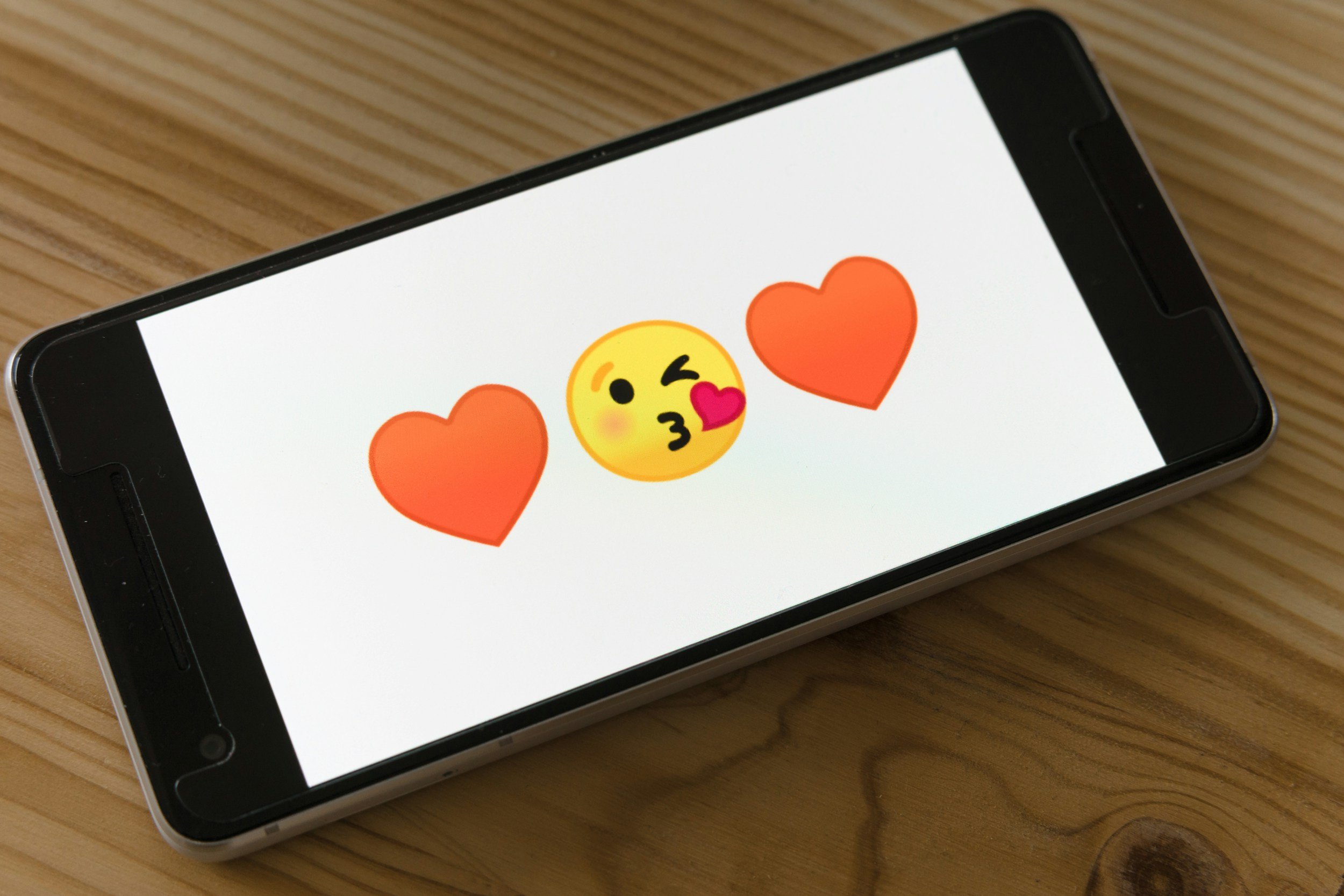 Cracking the Code: Expert Advice for Men on Crafting Compelling Profiles and Messages in Online Dating