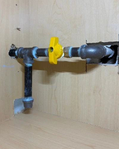 Licensed technician repairing a gas line leak for Arlington homeowners