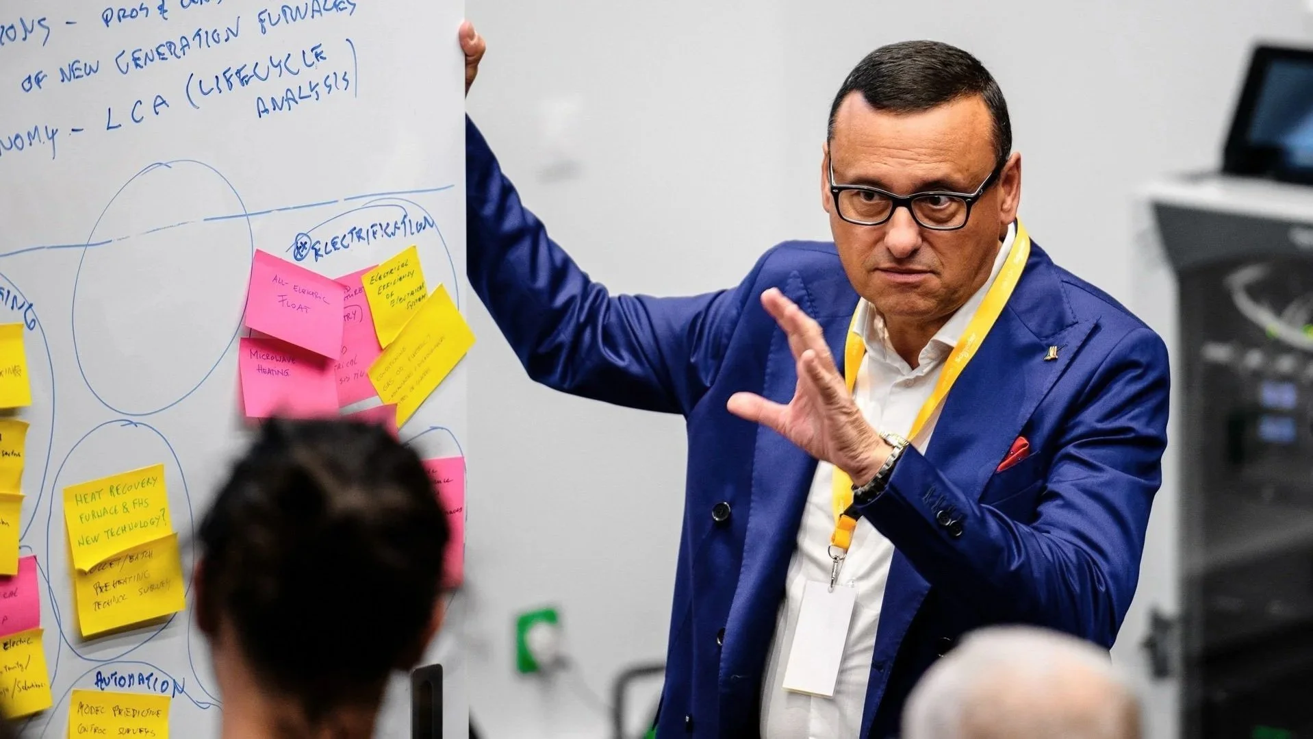 Animateur présentant un atelier collaboratif lors d’un team building d’entreprise
