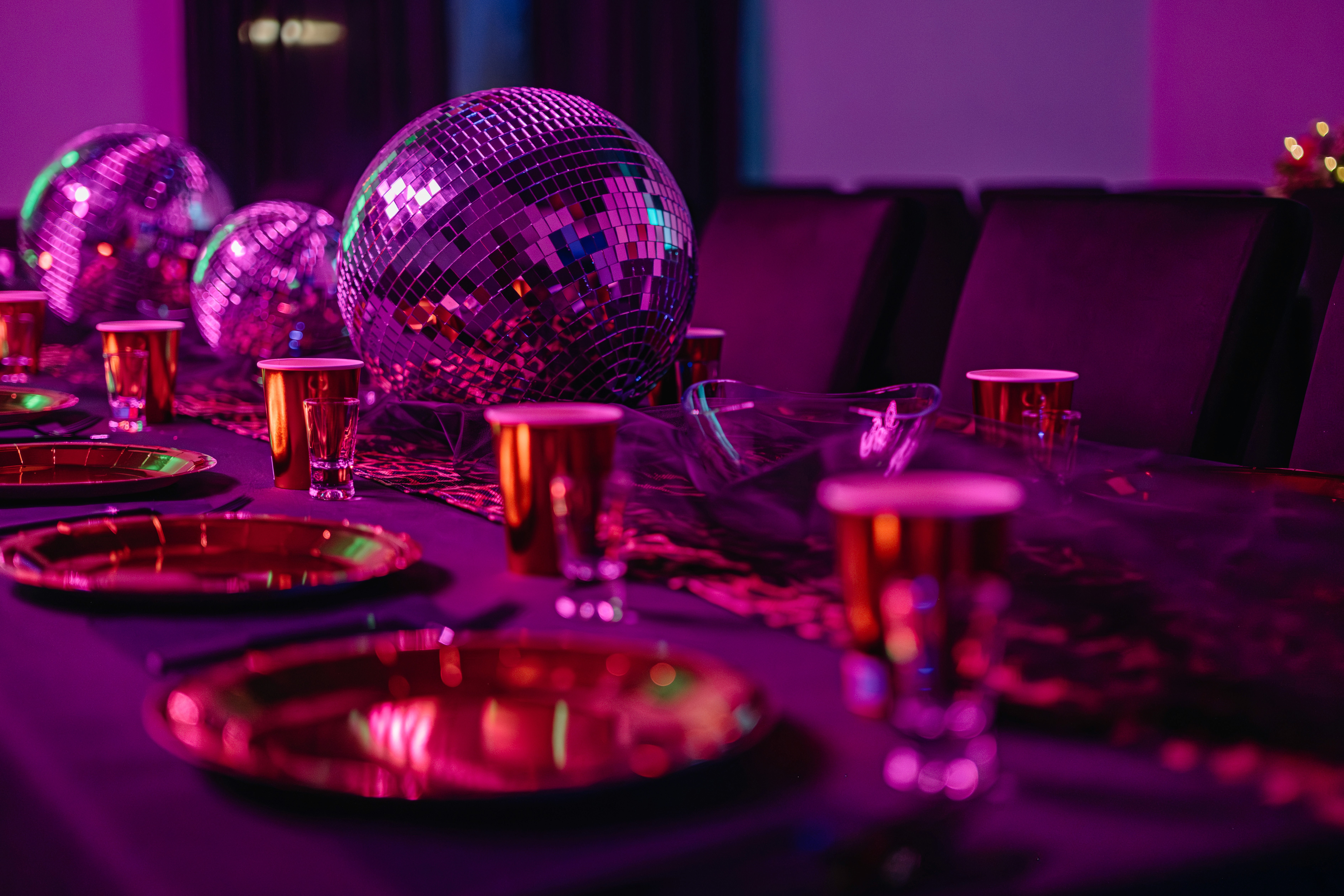 Sala imprezowa Kielce do wynajęcia na 18 urodziny, wieczór kawalerski, panieński, imprezy dla dorosłych, przyjęcia tematyczne i eventy okolicznościowe. Klimatyczne oświetlenie, dekoracje imprezowe, gotowa przestrzeń na wynajem w centrum Kielc. Sala na imprezy 18+, sala na wieczór panieński Kielce, sala na wieczór kawalerski Kielce, wynajem sali na urodziny dorosłych, sala z nagłośnieniem i stołami, miejsce na imprezę z alkoholem, sala z klimatem klubowym, organizacja imprez okolicznościowych Kielce, sala do wynajęcia na mocne urodziny Kielce.