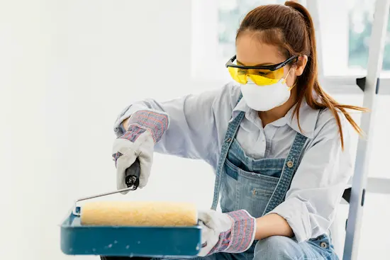 femme artisan peintre